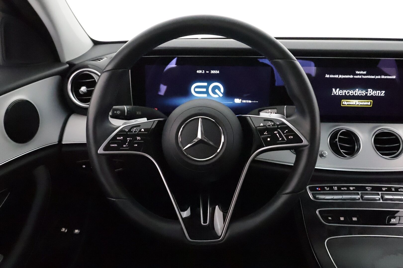 Mercedes-Benz E 2021 300 e 4MATIC A Business Avantgarde EQ Power **Facelift / Widescreen / Multibeam / 360 kamera / Sporttipenkit / Keyless - 3,99 % KORKOTARJOUS TÄHÄN AUTOON - 1 om Suomi auto / Kahdet renkaat aluvanteilla