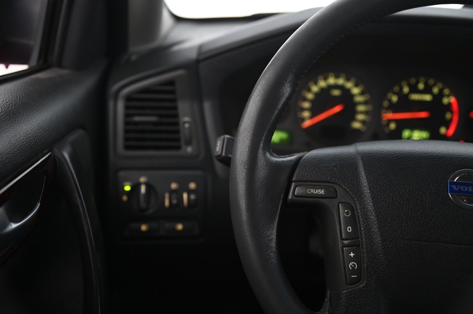 Volvo V70 2003 *Myydään Huutokaupat.com*