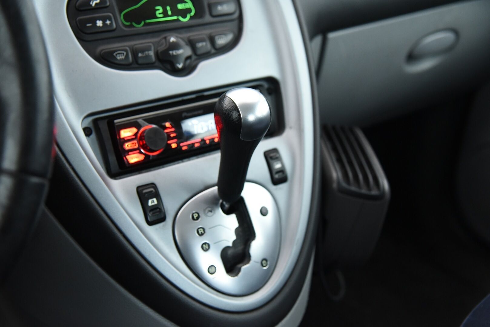 Citroen XSARA PICASSO 2003 4D Picasso 2.0 16v / Lohkolämmitin / Ruostevauriot korjattu! / 2x Renkaat / - YritysOutlet - Myydään vain yrityksille - Siisti ikäisekseen!