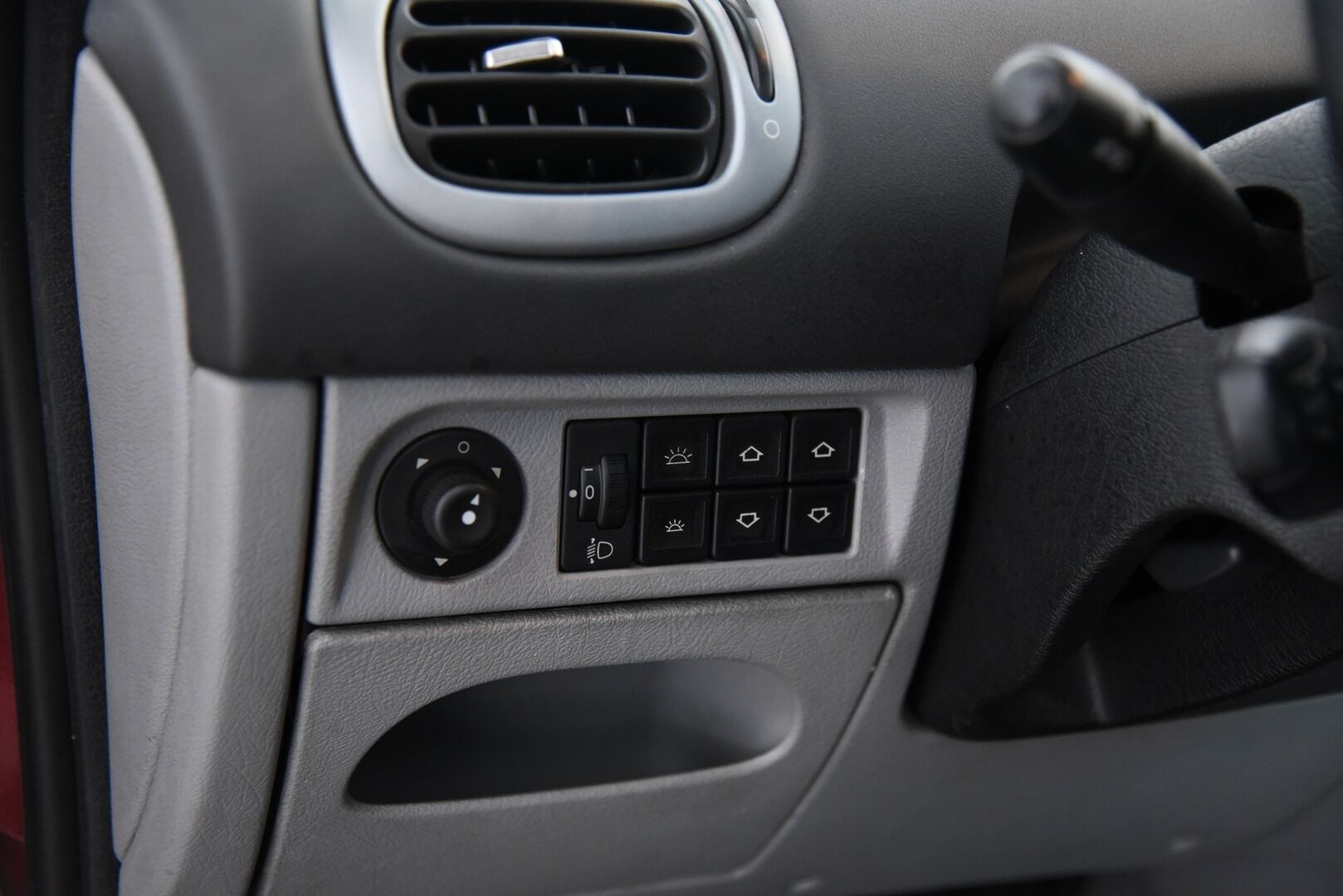 Citroen XSARA PICASSO 2003 4D Picasso 2.0 16v / Lohkolämmitin / Ruostevauriot korjattu! / 2x Renkaat / - YritysOutlet - Myydään vain yrityksille - Siisti ikäisekseen!