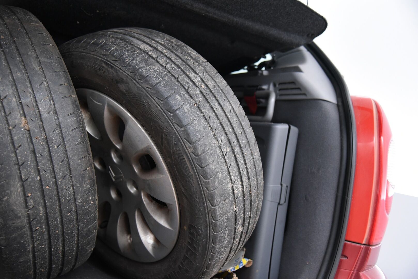 Citroen XSARA PICASSO 2003 4D Picasso 2.0 16v / Lohkolämmitin / Ruostevauriot korjattu! / 2x Renkaat / - YritysOutlet - Myydään vain yrityksille - Siisti ikäisekseen!