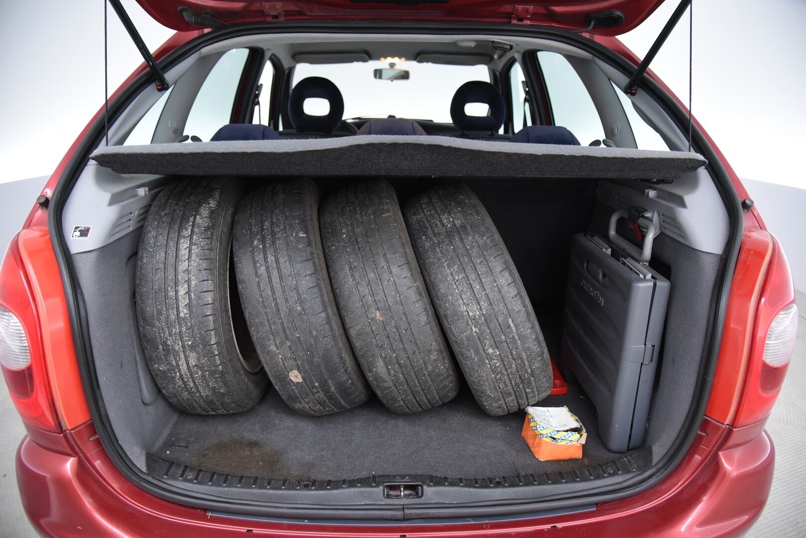 Citroen XSARA PICASSO 2003 4D Picasso 2.0 16v / Lohkolämmitin / Ruostevauriot korjattu! / 2x Renkaat / - YritysOutlet - Myydään vain yrityksille - Siisti ikäisekseen!