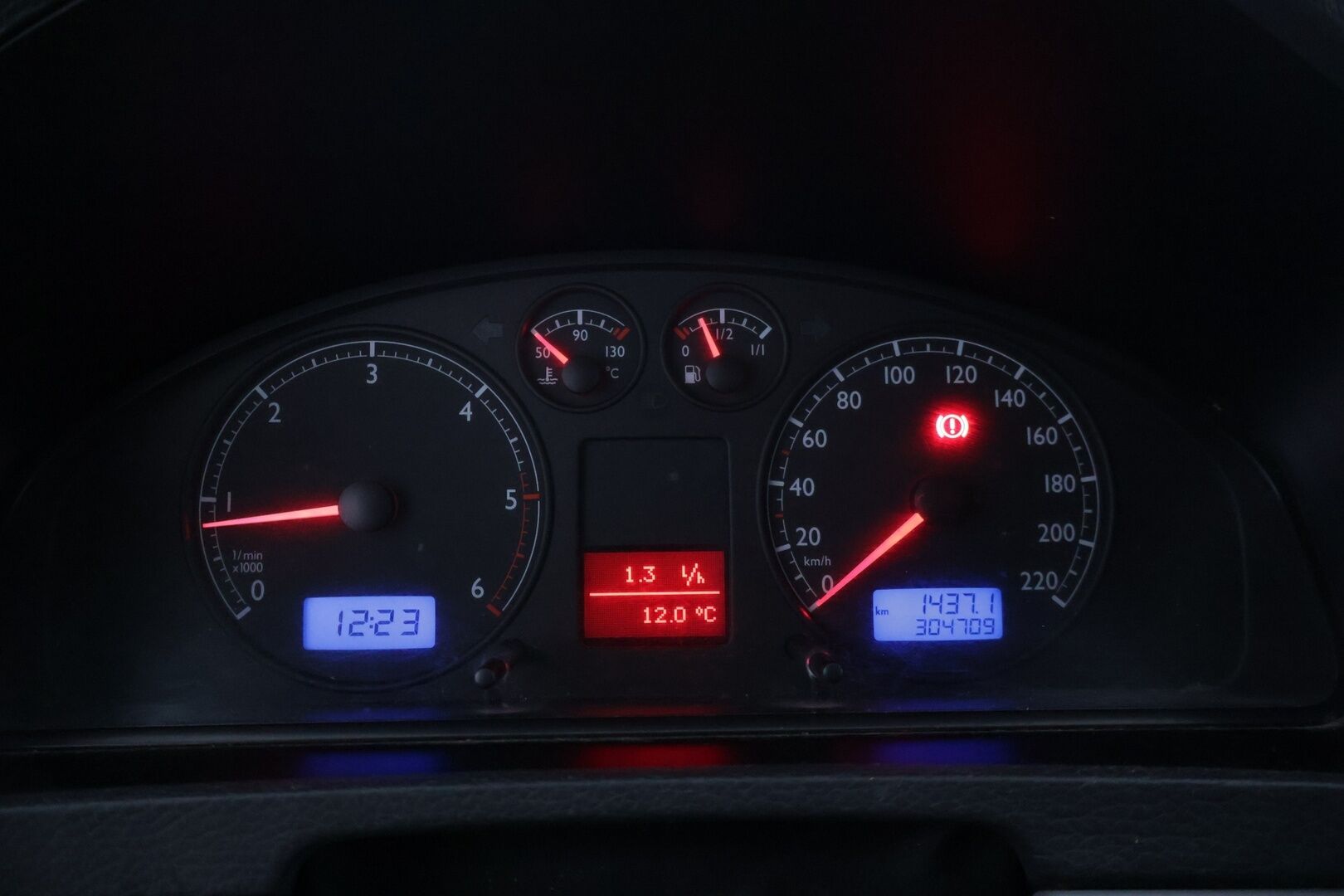 Volkswagen Multivan 2004 5D MULTIVAN MPV 2.5TDI-7HM/300 - *YritysOutlet - Myydään vain yrityksille*