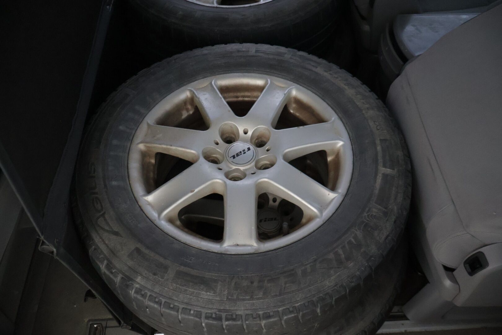 Volkswagen Multivan 2004 5D MULTIVAN MPV 2.5TDI-7HM/300 - *YritysOutlet - Myydään vain yrityksille*