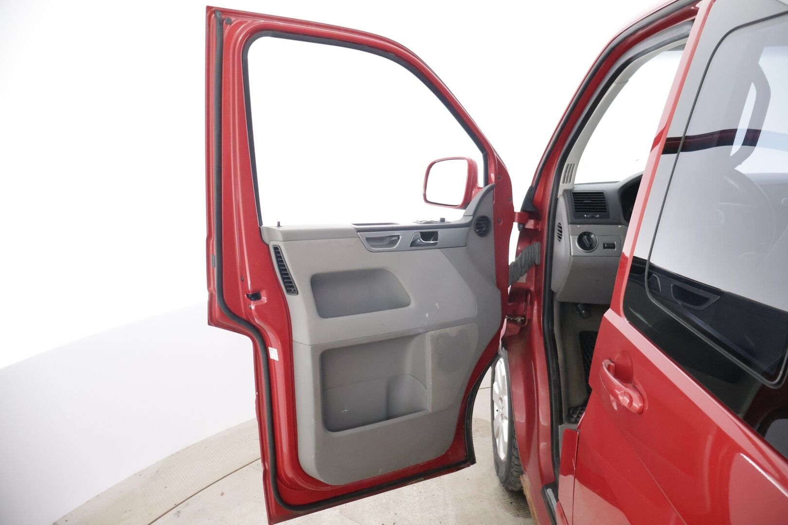 Volkswagen Multivan 2004 5D MULTIVAN MPV 2.5TDI-7HM/300 - *YritysOutlet - Myydään vain yrityksille*