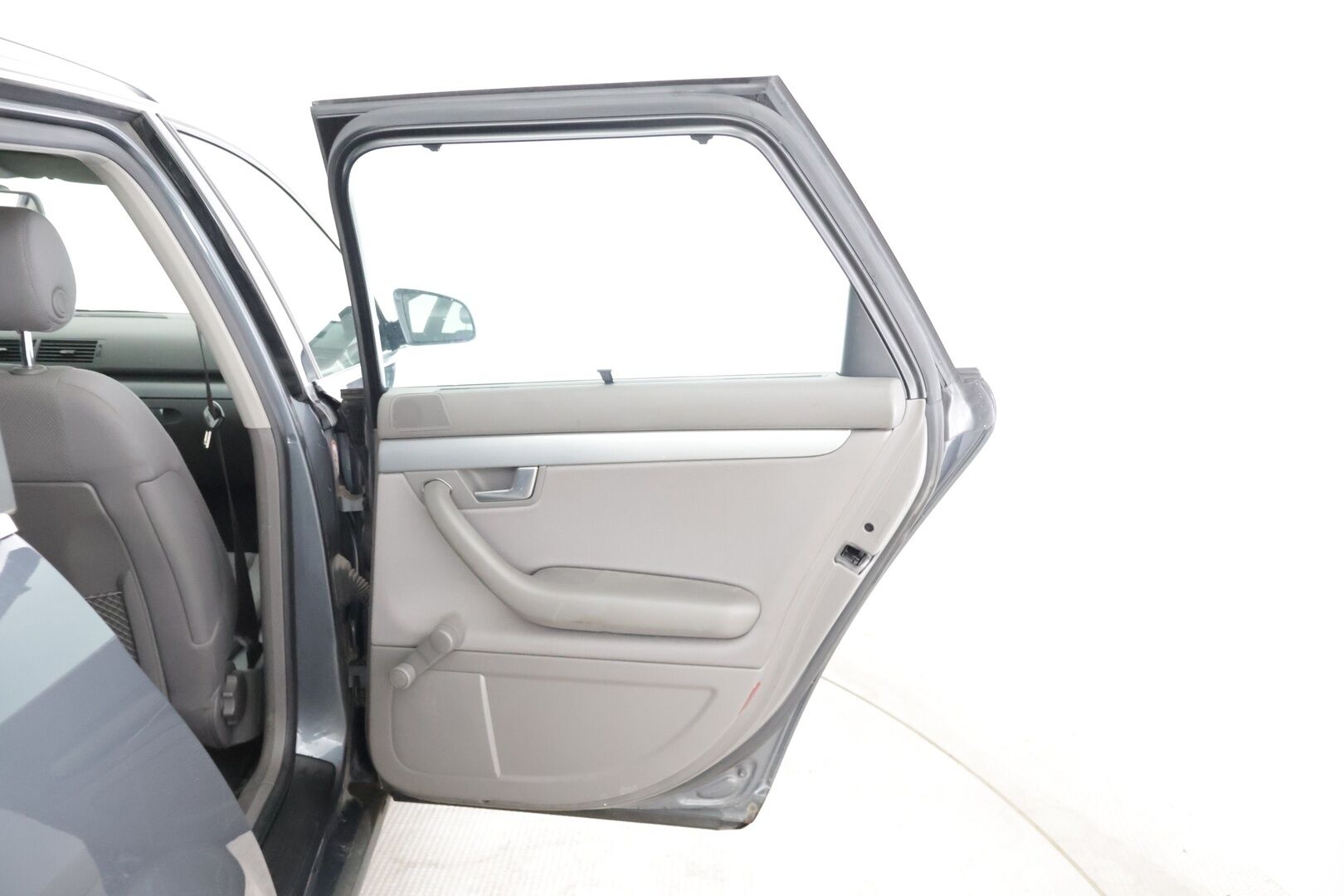 Audi A4 2003 5D A4 AVANT 2.0 CVT-8E/266 - * MYYDÄÄN HUUTOKAUPAT.COM *