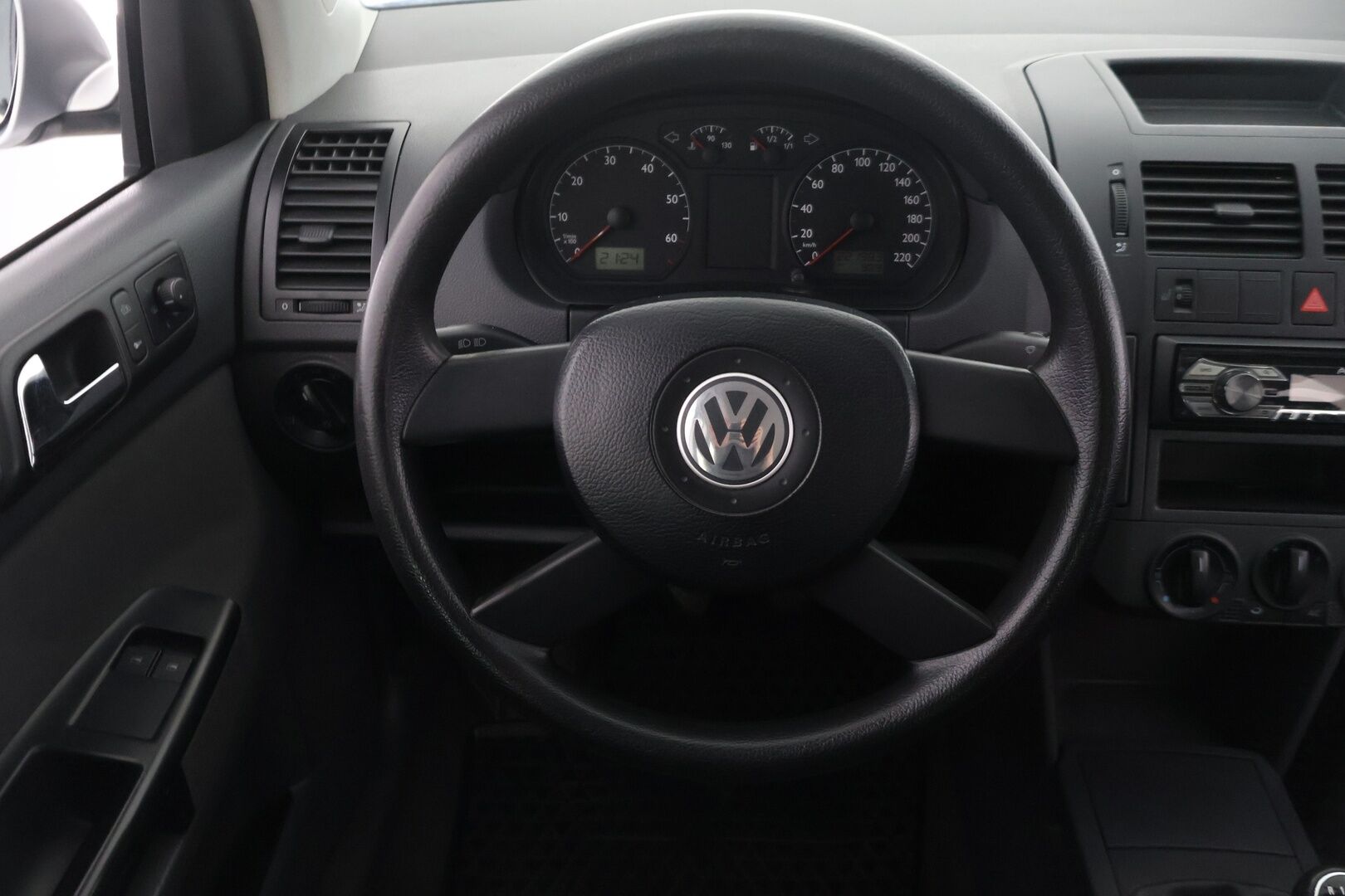 Volkswagen Polo 2004 4D Polo Hatchback *YritysOutlet - Myydään vain yrityksille* - Ryhdikäs käyttis | Suomi-auto | Bluetooth | Kahdet renkaat