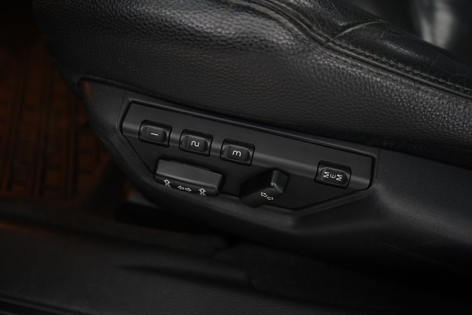 Volvo V70 2007 2.5T AWD Geartronic Summum - *Täydellinen huoltohistoria! / *Harvinainen / Suomi-auto / Nahkapenkit muistilla / Koukku / Metalliväri / Vakkari 