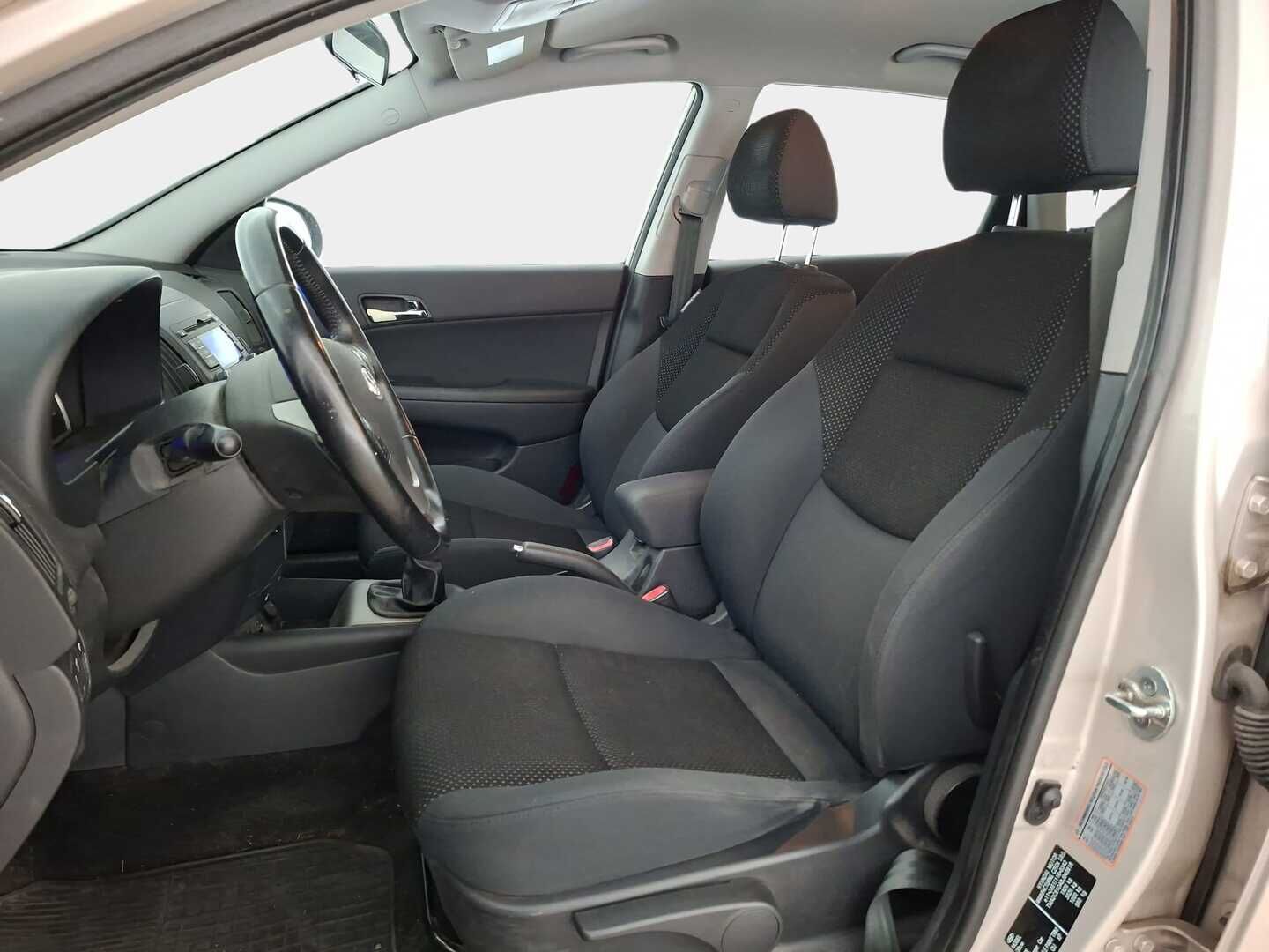 Hyundai i30 2011 Wagon 1,6 CVVT 5MT ISG Comfort - YritysOutlet - Myydään vain yrityksille - Suomi-auto | Koukku | Kahdet renkaat | Huoltokirja