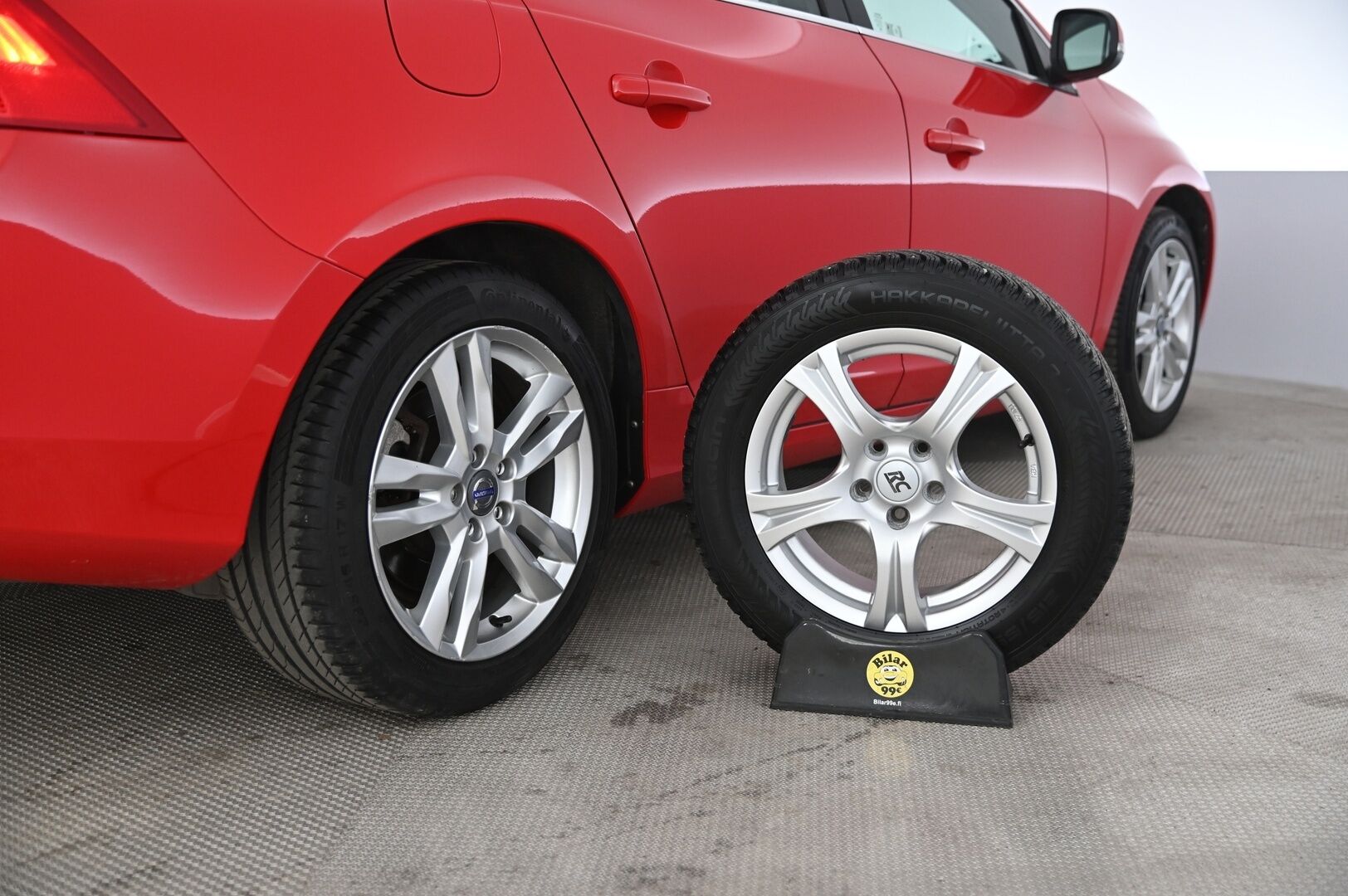 Volvo S60 2011 D3 Summum Business aut - *P.aine lisälämmitin / JUURI HUOLLETTU / Nahat / Kuskinpenkki muistilla / Xenon / Vakkari*