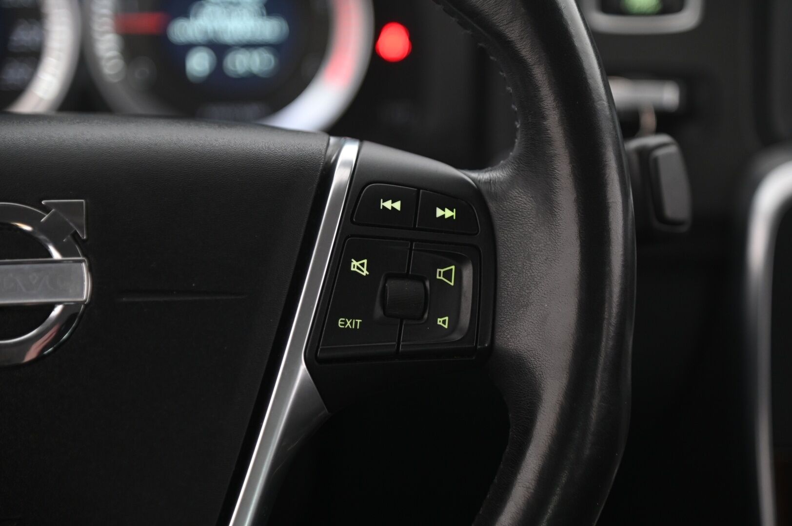 Volvo S60 2011 D3 Summum Business aut - *P.aine lisälämmitin / JUURI HUOLLETTU / Nahat / Kuskinpenkki muistilla / Xenon / Vakkari*