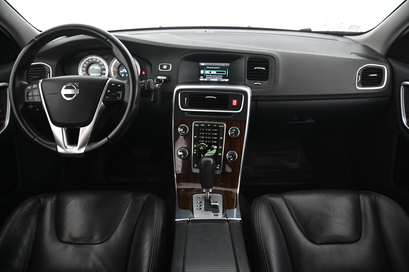 Volvo S60 2011 D3 Summum Business aut - *P.aine lisälämmitin / JUURI HUOLLETTU / Nahat / Kuskinpenkki muistilla / Xenon / Vakkari*