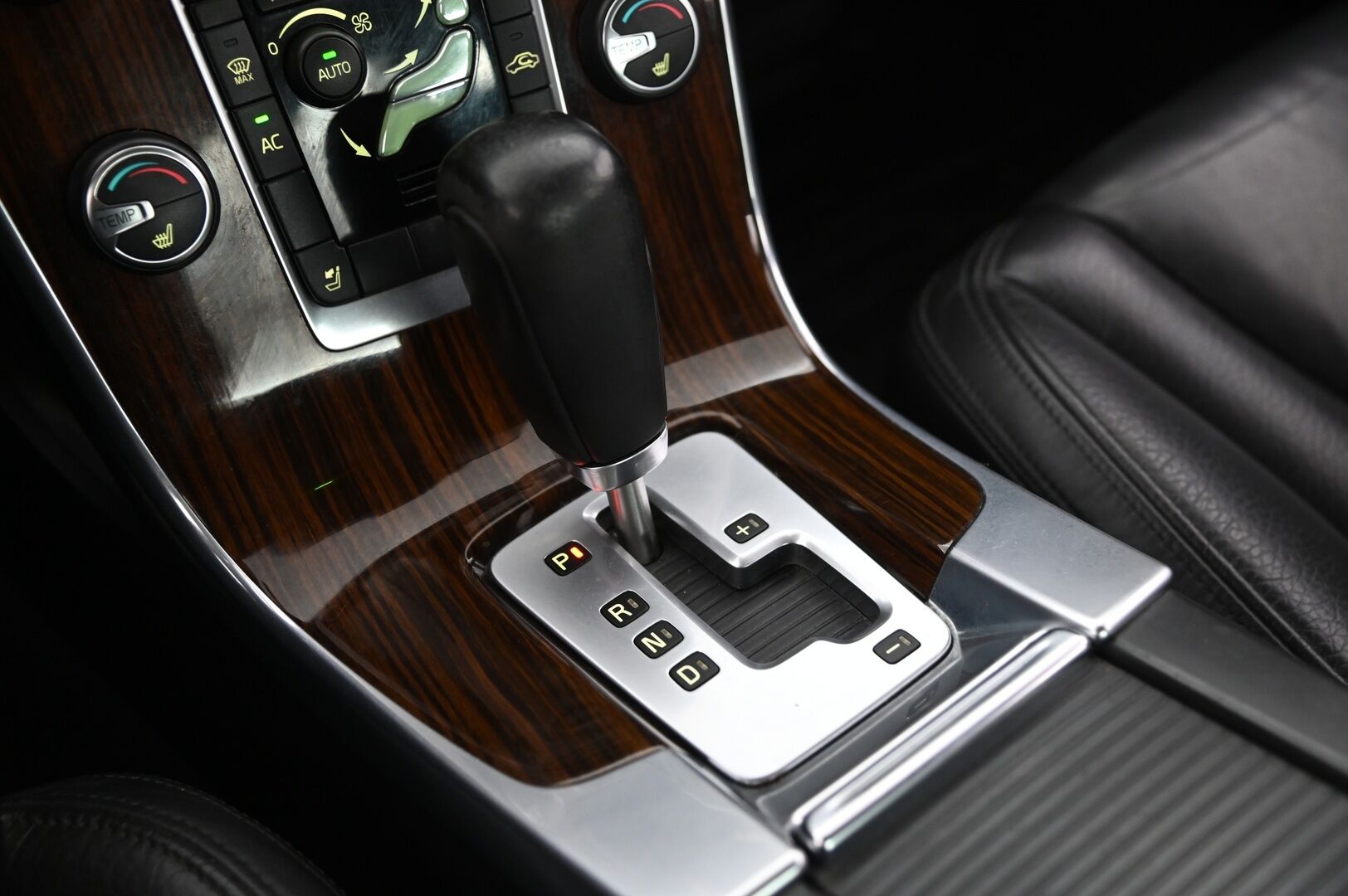 Volvo S60 2011 D3 Summum Business aut - *P.aine lisälämmitin / JUURI HUOLLETTU / Nahat / Kuskinpenkki muistilla / Xenon / Vakkari*