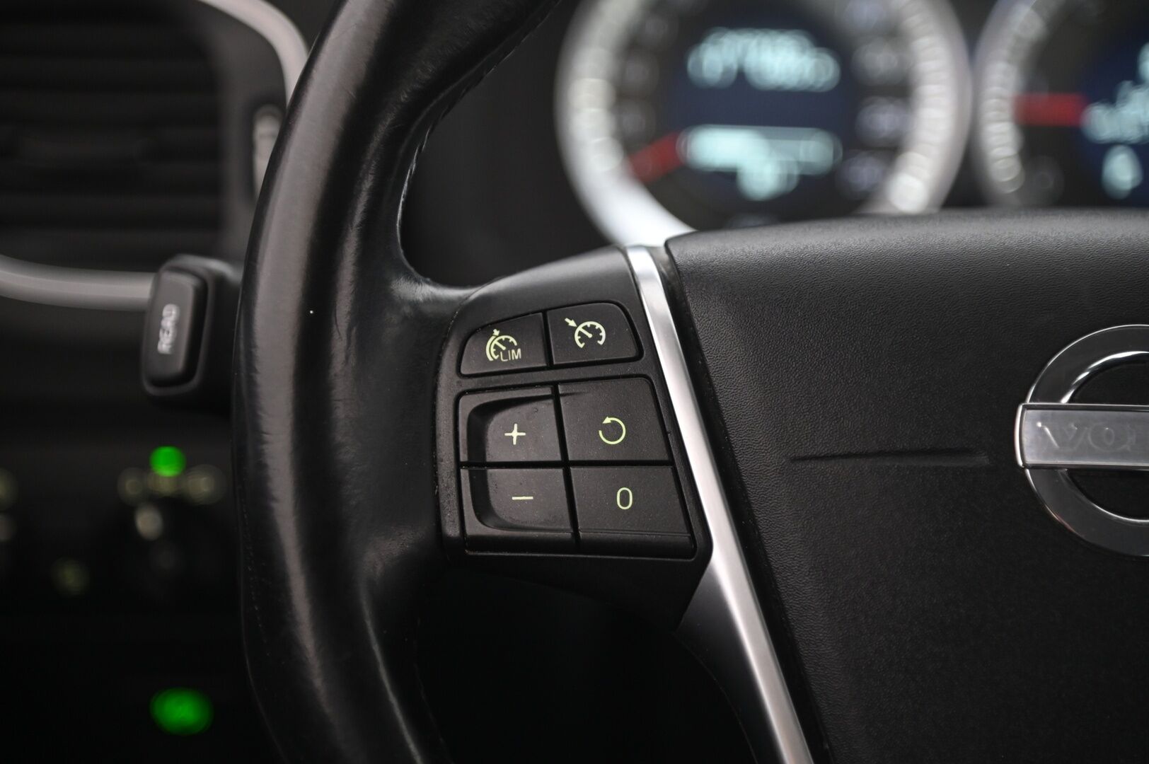 Volvo S60 2011 D3 Summum Business aut - *P.aine lisälämmitin / JUURI HUOLLETTU / Nahat / Kuskinpenkki muistilla / Xenon / Vakkari*