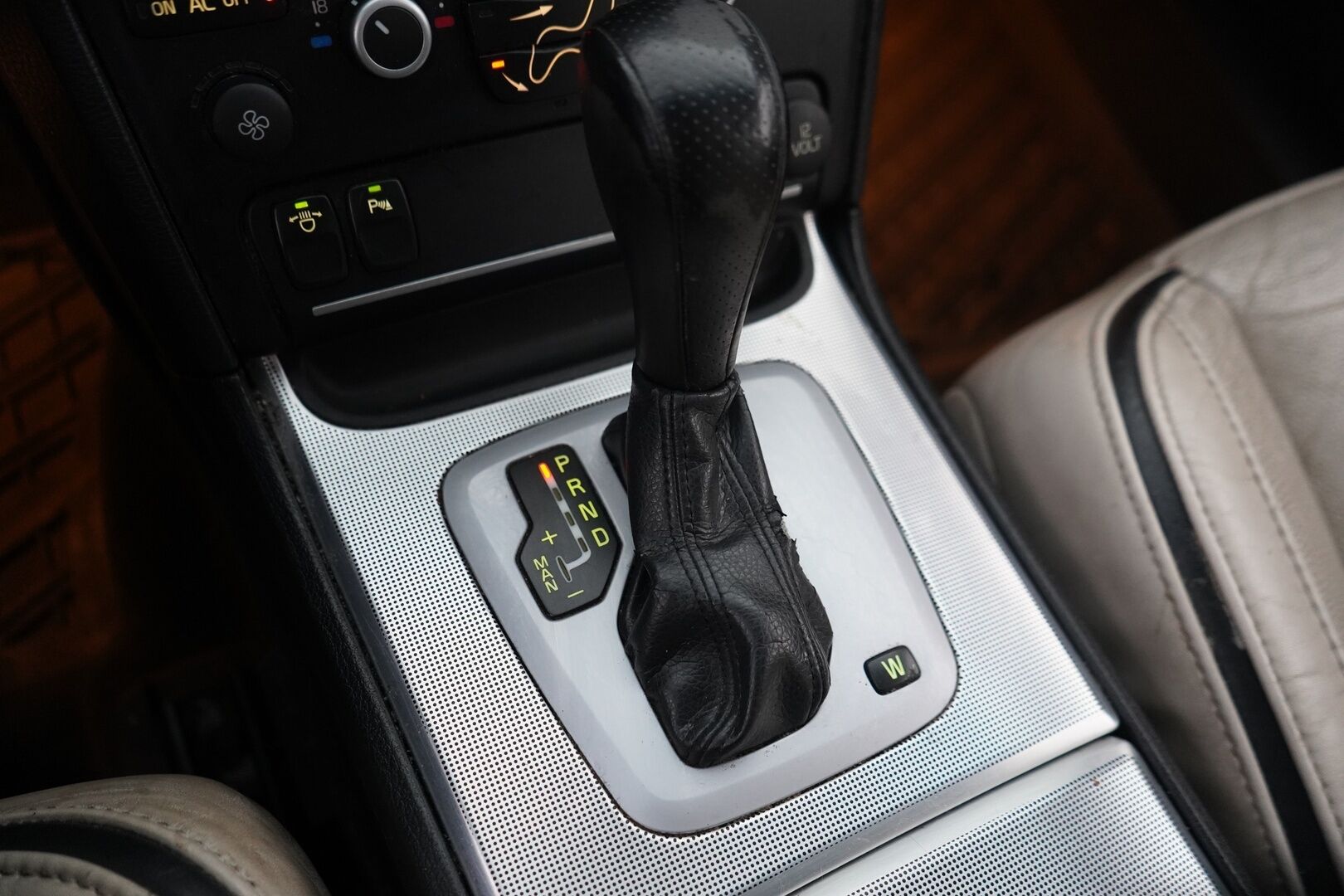 Volvo XC90 2011 D5 AWD R-Design aut * MYYDÄÄN HUUTOKAUPAT.COM* - Webasto / Vakkari / Koukku / Huollettu / Siisti / Kahdet renkaat