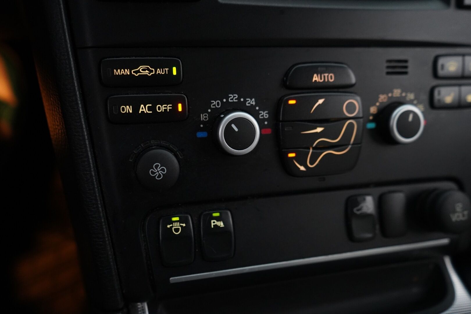 Volvo XC90 2011 D5 AWD R-Design aut * MYYDÄÄN HUUTOKAUPAT.COM* - Webasto / Vakkari / Koukku / Huollettu / Siisti / Kahdet renkaat