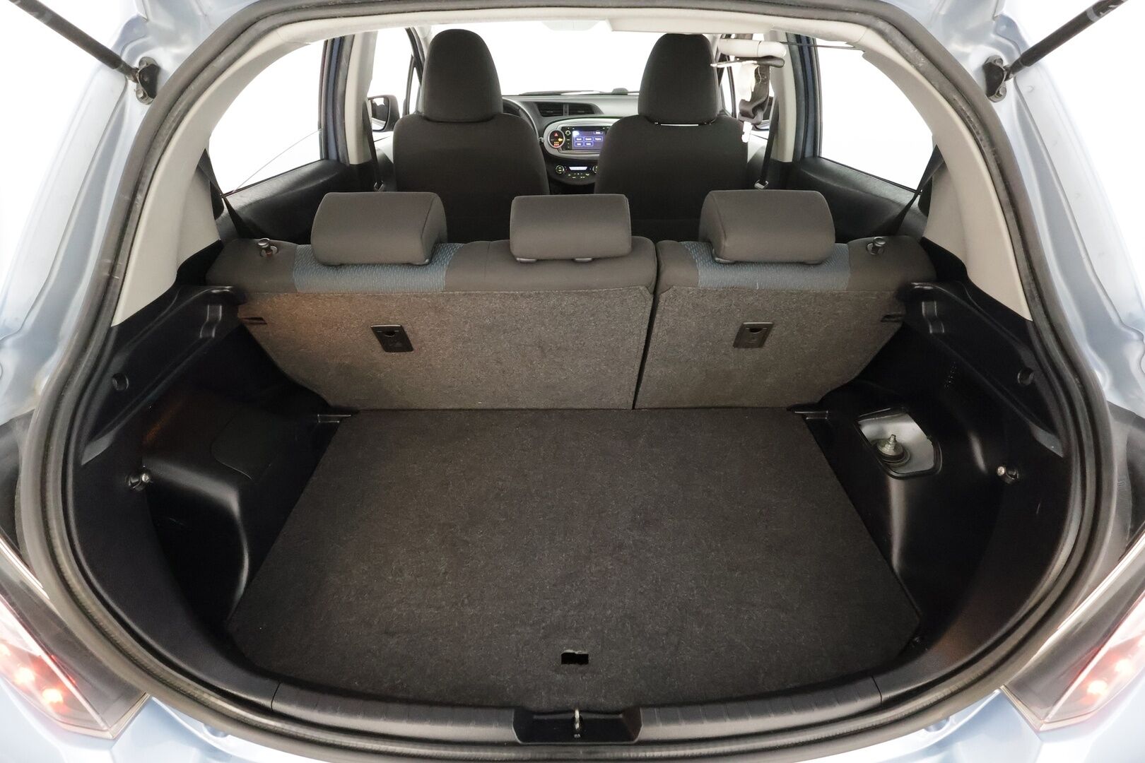 Toyota Yaris 2013 Hybrid Linea Sol 5ov * Suomi-auto / Vakkari / Navi / P.Kamera / Lohko / Bluetooth / Autom.ilmastointi * - Kahdet renkaat aluvanteilla - HULLUT AVAJAISHULINAT KORKOTARJOUS 3,29 %