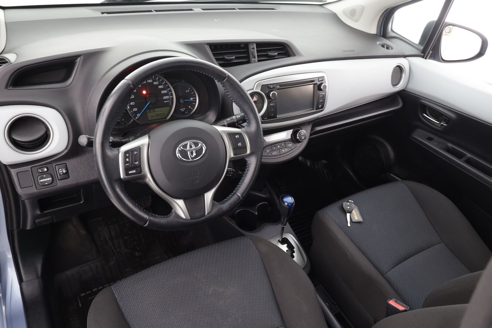 Toyota Yaris 2013 Hybrid Linea Sol 5ov * Suomi-auto / Vakkari / Navi / P.Kamera / Lohko / Bluetooth / Autom.ilmastointi * - Kahdet renkaat aluvanteilla - HULLUT AVAJAISHULINAT KORKOTARJOUS 3,29 %