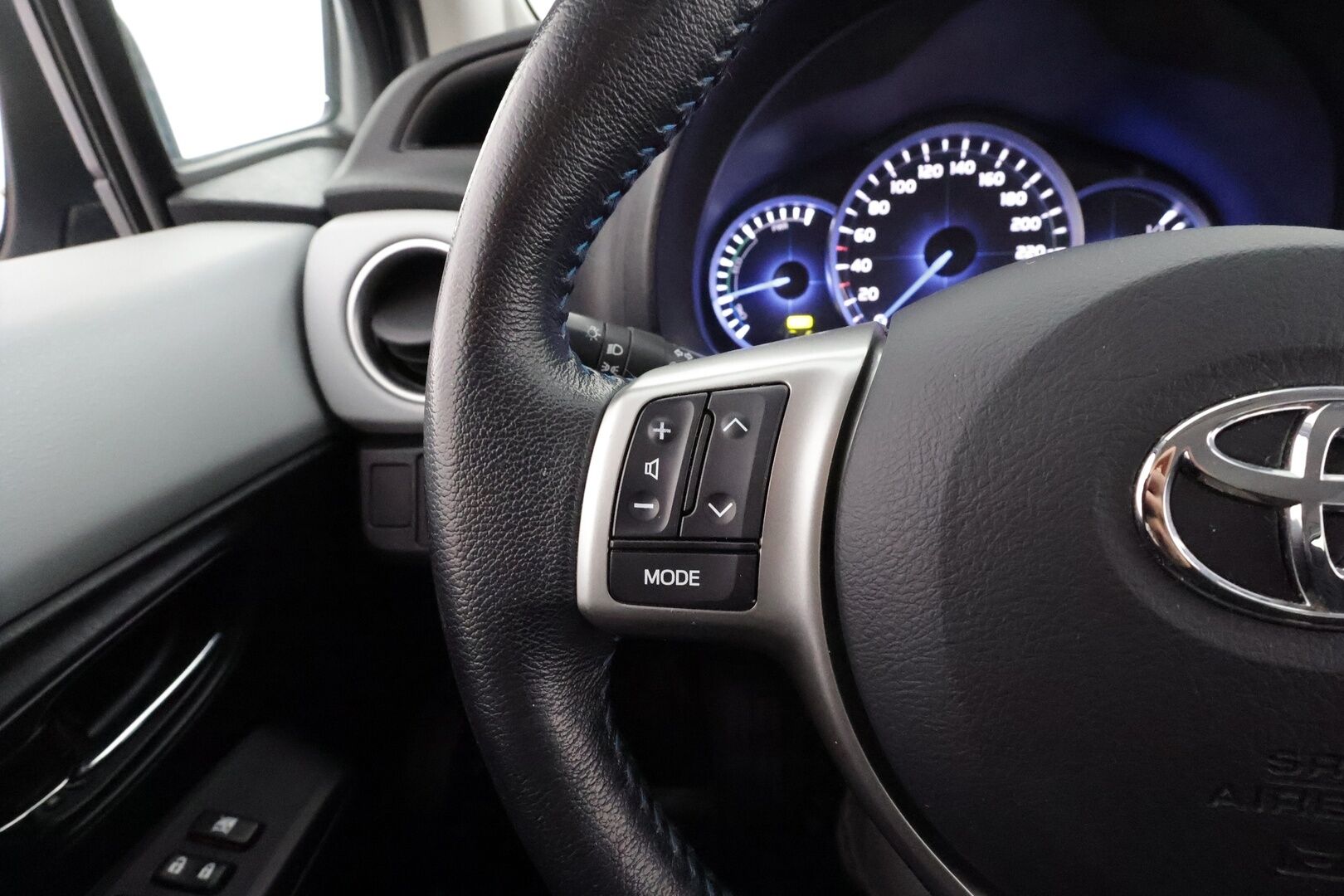 Toyota Yaris 2013 Hybrid Linea Sol 5ov * Suomi-auto / Vakkari / Navi / P.Kamera / Lohko / Bluetooth / Autom.ilmastointi * - Kahdet renkaat aluvanteilla - HULLUT AVAJAISHULINAT KORKOTARJOUS 3,29 %