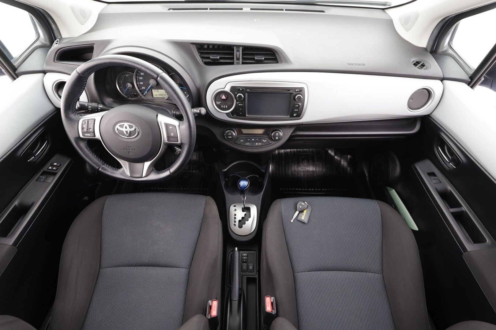 Toyota Yaris 2013 Hybrid Linea Sol 5ov * Suomi-auto / Vakkari / Navi / P.Kamera / Lohko / Bluetooth / Autom.ilmastointi * - Kahdet renkaat aluvanteilla - HULLUT AVAJAISHULINAT KORKOTARJOUS 3,29 %