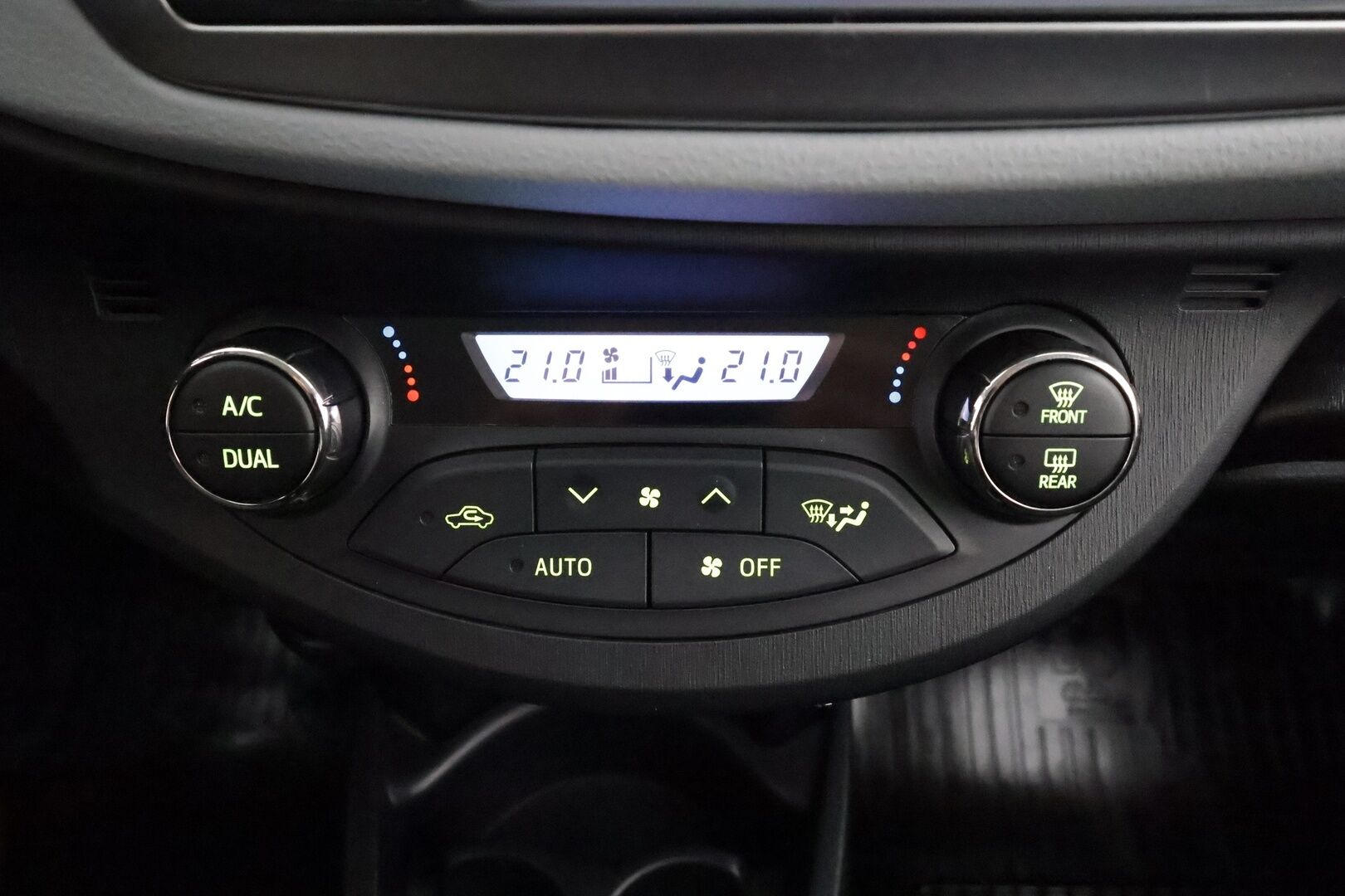 Toyota Yaris 2013 Hybrid Linea Sol 5ov * Suomi-auto / Vakkari / Navi / P.Kamera / Lohko / Bluetooth / Autom.ilmastointi * - Kahdet renkaat aluvanteilla - HULLUT AVAJAISHULINAT KORKOTARJOUS 3,29 %