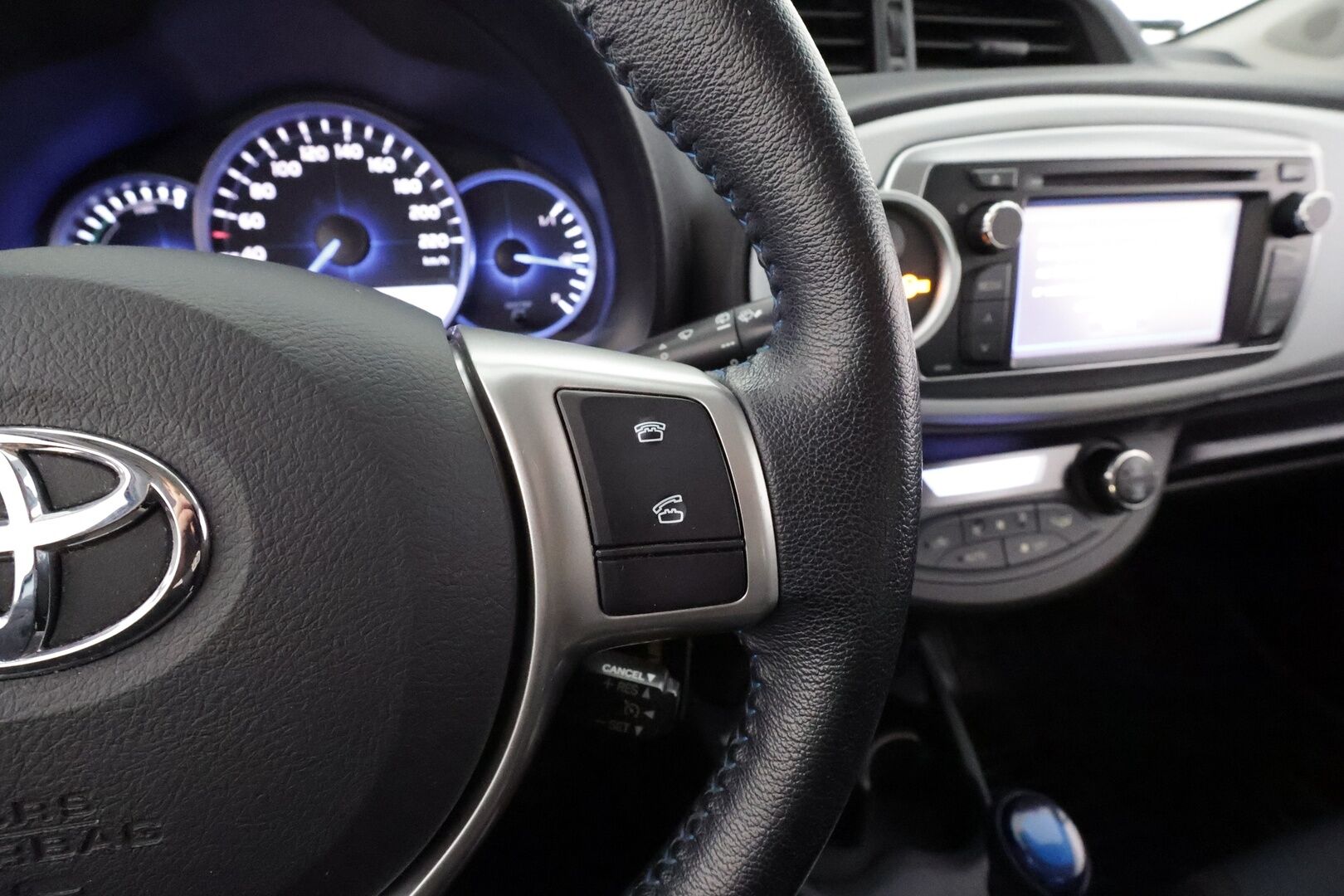 Toyota Yaris 2013 Hybrid Linea Sol 5ov * Suomi-auto / Vakkari / Navi / P.Kamera / Lohko / Bluetooth / Autom.ilmastointi * - Kahdet renkaat aluvanteilla - HULLUT AVAJAISHULINAT KORKOTARJOUS 3,29 %