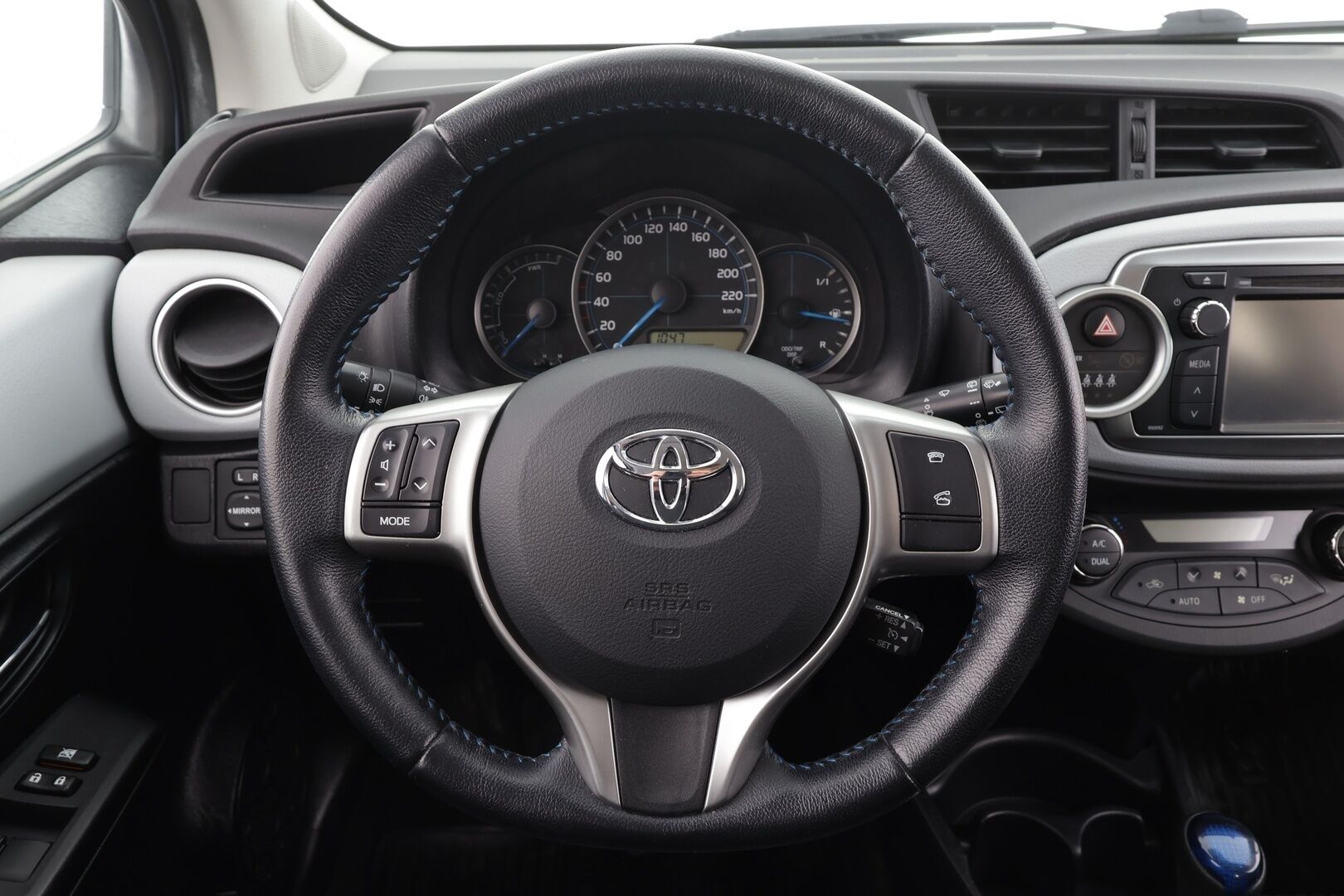 Toyota Yaris 2013 Hybrid Linea Sol 5ov * Suomi-auto / Vakkari / Navi / P.Kamera / Lohko / Bluetooth / Autom.ilmastointi * - Kahdet renkaat aluvanteilla - HULLUT AVAJAISHULINAT KORKOTARJOUS 3,29 %