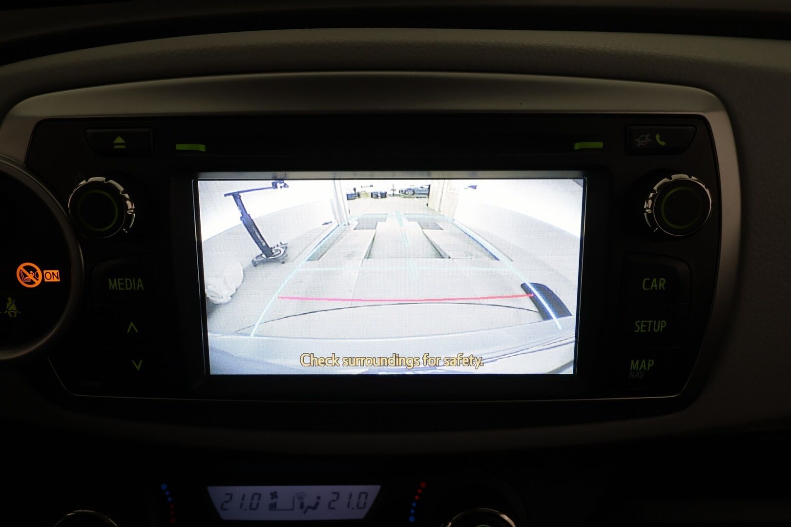 Toyota Yaris 2013 Hybrid Linea Sol 5ov * Suomi-auto / Vakkari / Navi / P.Kamera / Lohko / Bluetooth / Autom.ilmastointi * - Kahdet renkaat aluvanteilla - HULLUT AVAJAISHULINAT KORKOTARJOUS 3,29 %