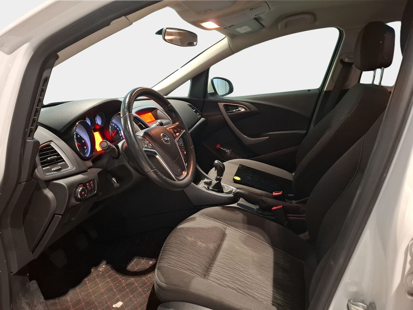 Opel Astra 2013 4-ov Enjoy 1,7 CDTI ecoFLEX Start/Stop 96kW MT6 / Suomi-auto / Vakkari / Tutkat / Ratinlämmitin / Handsfree / - 2x renkaat&vanteet / Hyvin huollettu! / Siisti