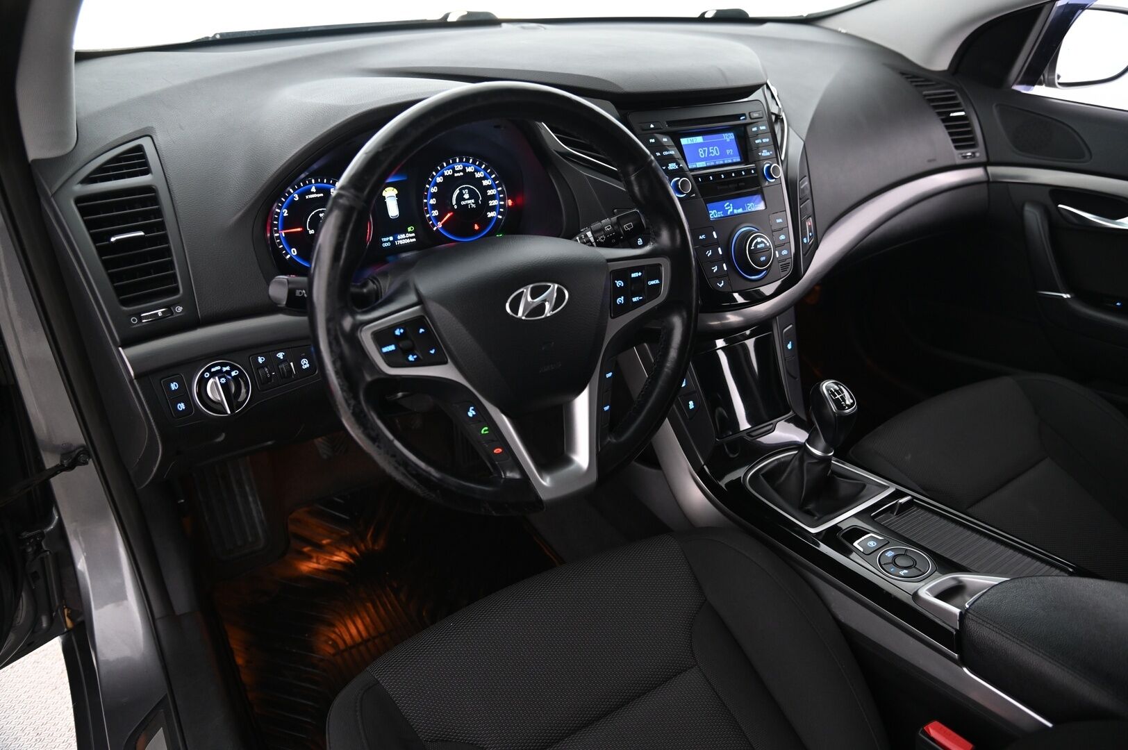 Hyundai i40 2013 Wagon 1,6 GDI 6MT ISG Style *Suomi-Auto / Vakkari / Koukku / Tutkat* - *Juuri saapunut! / Lohko+pistoke / Sähkösäätöinen kuljettajan istuin / Kessy / 2X Renkaat*