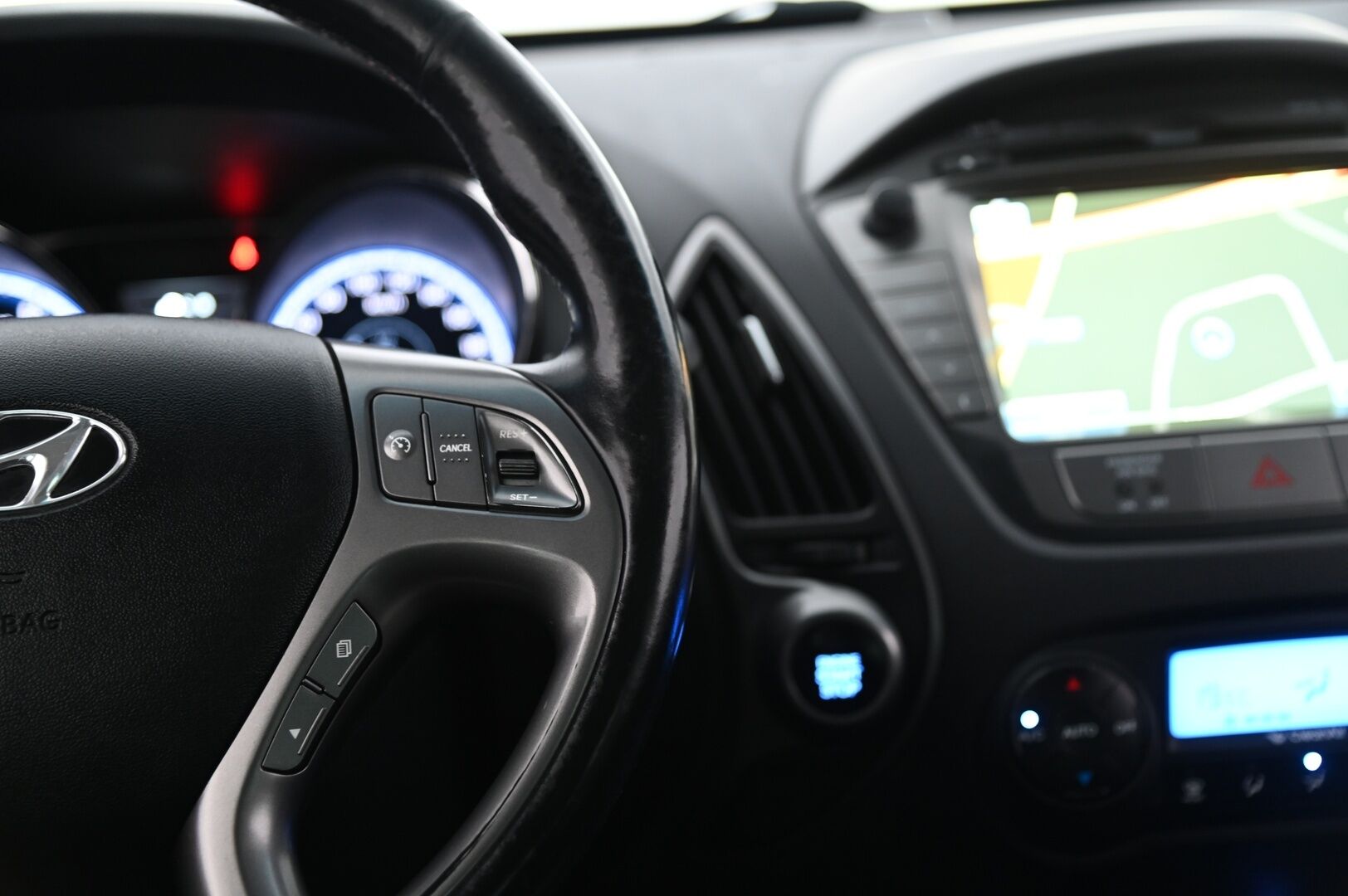 Hyundai ix35 2014 4WD 2,0 GDI 6AT Premium *Ratinlämmitin / Koukku/ Navi / Vakkari / Tutkat / Lohko / Xenon *