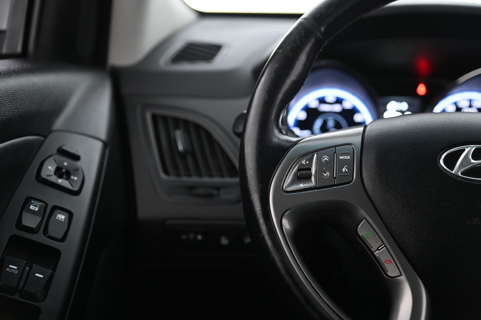 Hyundai ix35 2014 4WD 2,0 GDI 6AT Premium *Ratinlämmitin / Koukku/ Navi / Vakkari / Tutkat / Lohko / Xenon *