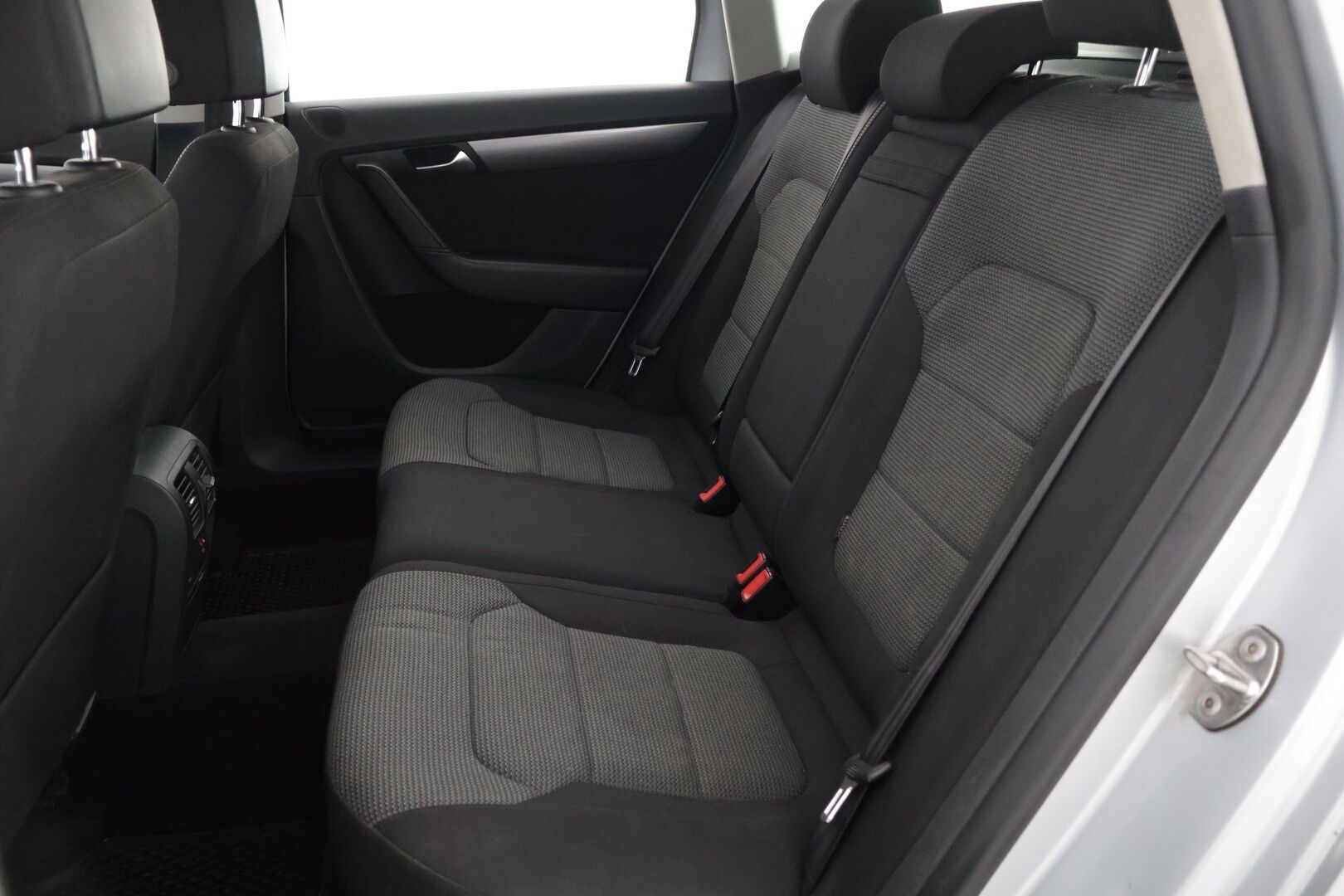 Volkswagen Passat 2012 Variant Comfortline 1,6 TDI 77 kW (105 hv) BlueMotion Technology DSG-automaatti - YritysOutlet - Myydään vain yrityksille - *Suomi-auto / Bi-Xenon ajovalot / Webasto / Tutkat edessä ja takana / Sähkötoiminen takaluukku / Vetokoukku*
