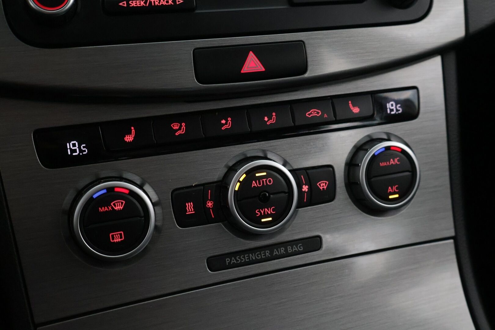 Volkswagen Passat 2012 Variant Comfortline 1,6 TDI 77 kW (105 hv) BlueMotion Technology DSG-automaatti - YritysOutlet - Myydään vain yrityksille - *Suomi-auto / Bi-Xenon ajovalot / Webasto / Tutkat edessä ja takana / Sähkötoiminen takaluukku / Vetokoukku*