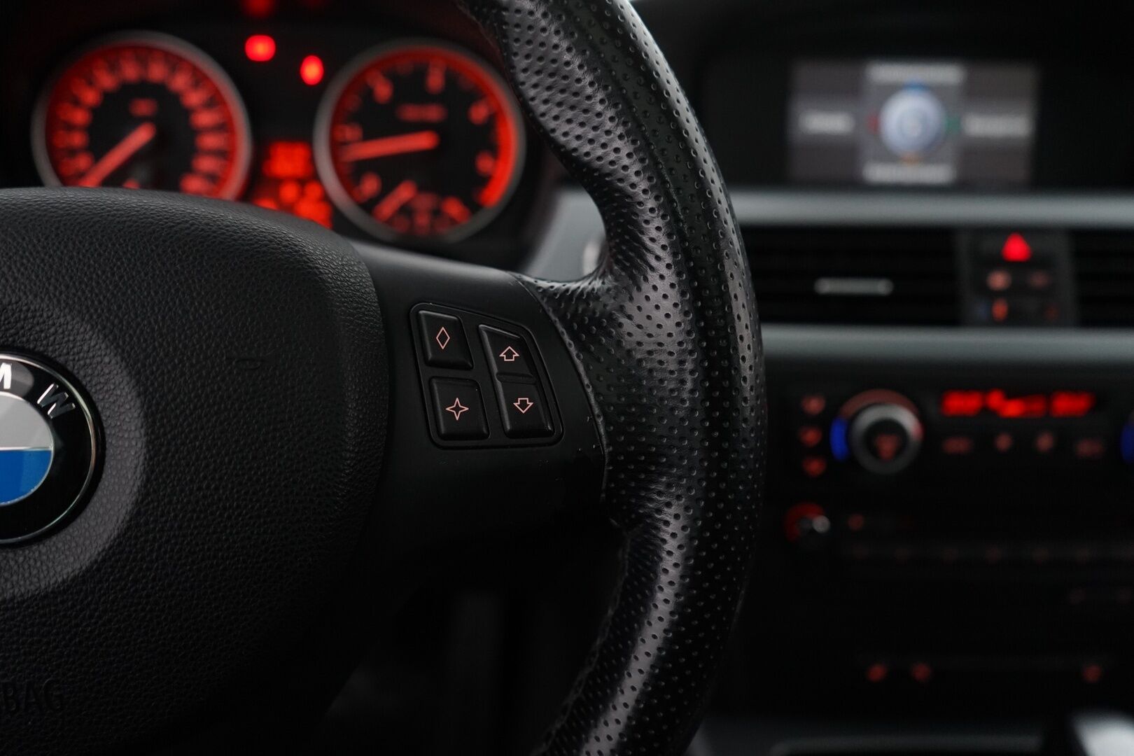BMW 325 2009 D A E91 Touring M-Sport *MYYDÄÄN HUUTOKAUPAT.COM* - Sporttipenkit / Panorama / Tutkat 
