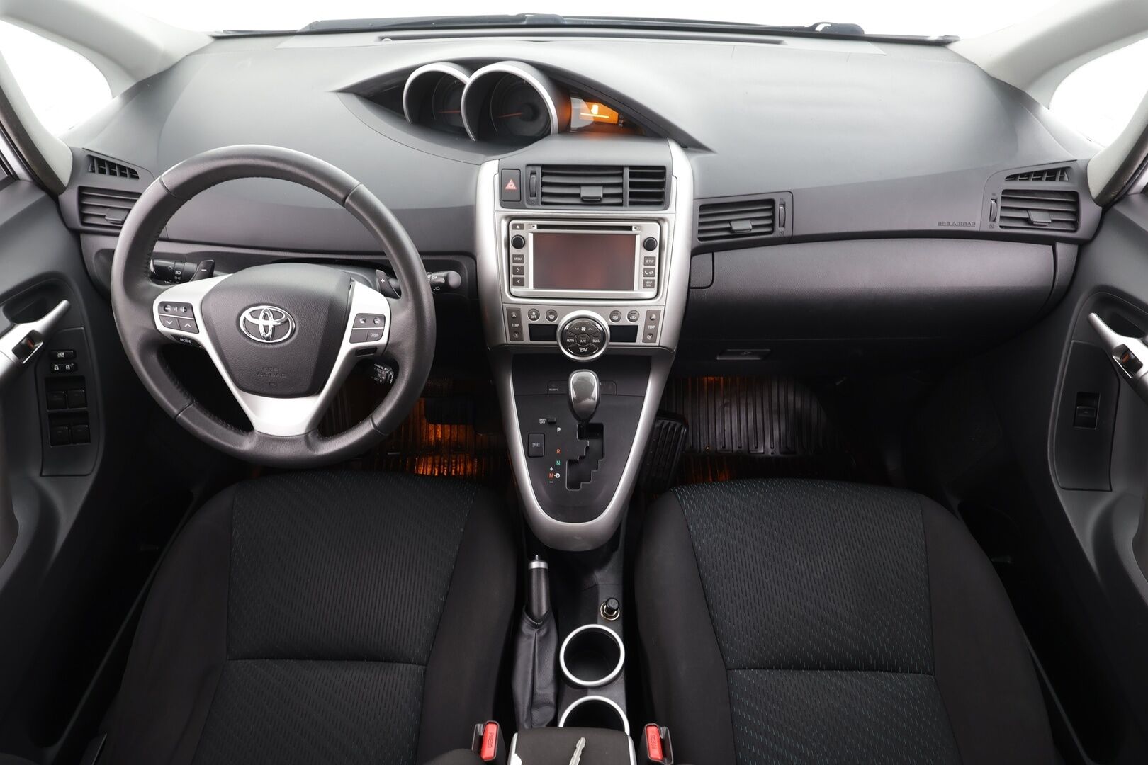 Toyota Verso 2012 1,8 Valvematic Family Multidrive S 7-P * Vakkari / Navi / P.Kamera / Bluetooth / Koukku / Sisätilanlämmitin * - Suomi-auto / Kahdet renkaat - HULLUT JOULUT KORKOTARJOUS 2,49% 