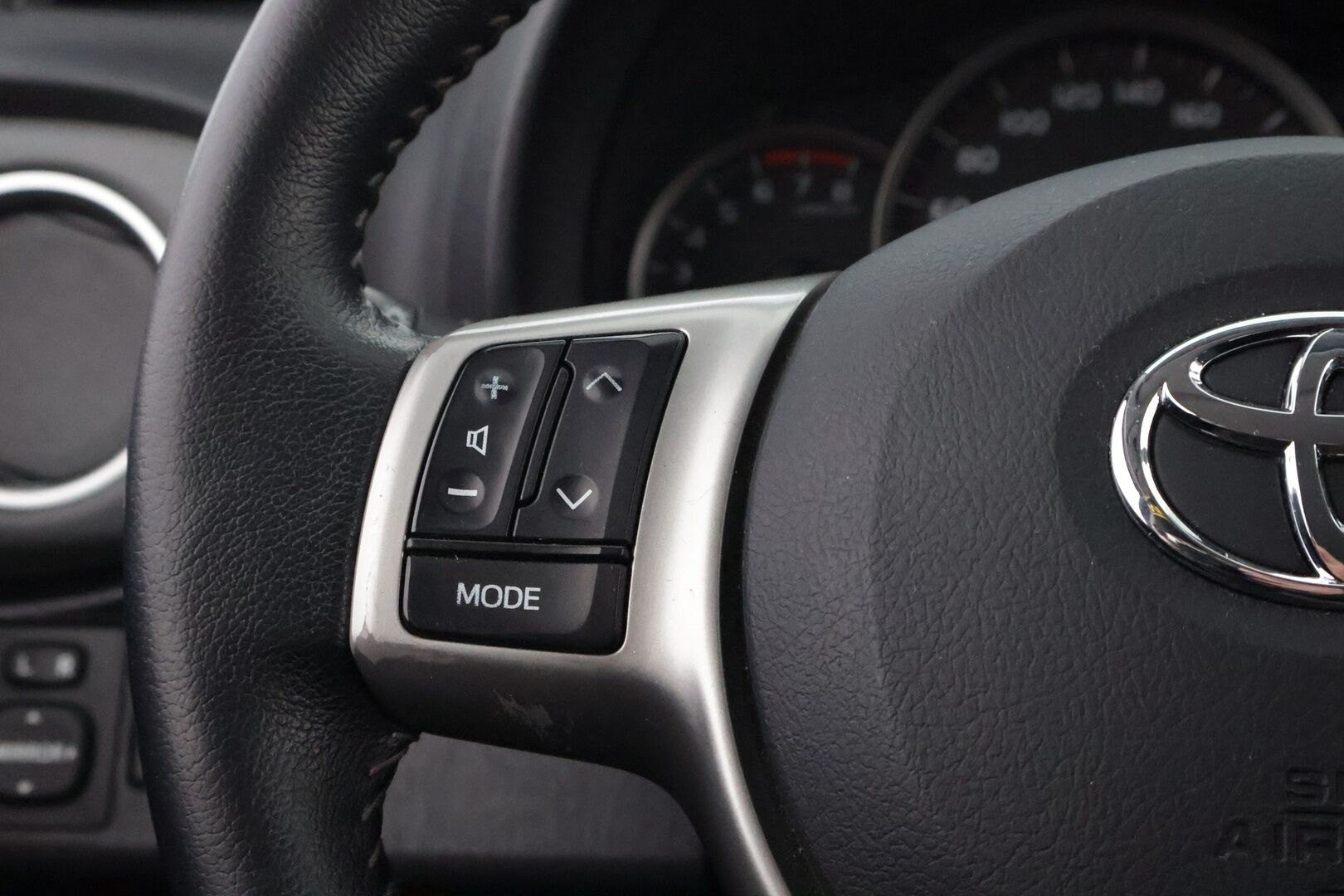 Toyota Yaris 2012 1,33 Dual VVT-i Linea Sol 5ov Multidrive S *Suomiauto / Peruutuskamera / Lohko&Sisä / Vakkari / Navi* - Metalliväri / Juuri saapunut Tampereelle!