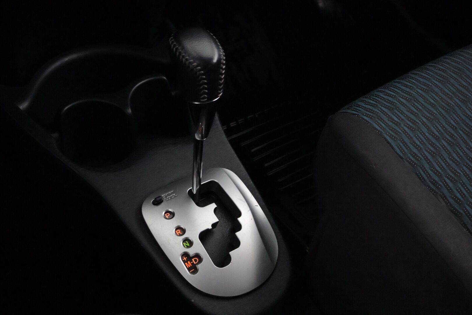 Toyota Yaris 2012 1,33 Dual VVT-i Linea Sol 5ov Multidrive S *Suomiauto / Peruutuskamera / Lohko&Sisä / Vakkari / Navi* - Metalliväri / Juuri saapunut Tampereelle!