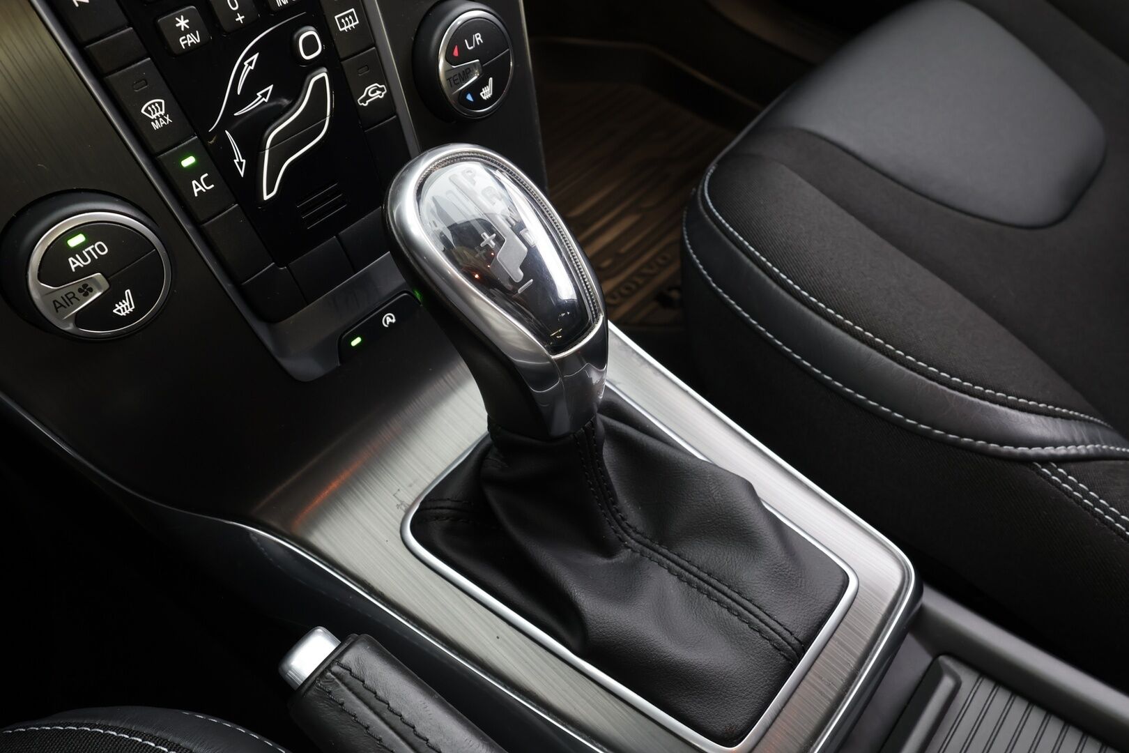 Volvo V40 2013 D4 Momentum Business aut * Suomi-auto / Vakkari / Xenon / Puolinahat / Webasto / KeylessGo * - Kahdet renkaat aluvanteilla / Merkkihuollettu