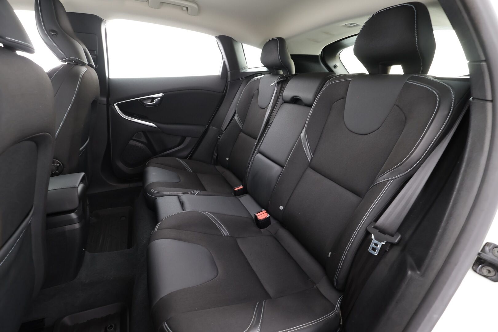 Volvo V40 2013 D4 Momentum Business aut * Suomi-auto / Vakkari / Xenon / Puolinahat / Webasto / KeylessGo * - Kahdet renkaat aluvanteilla / Merkkihuollettu - HULLU BLACKWEEK KORKOTARJOUS 2,49%