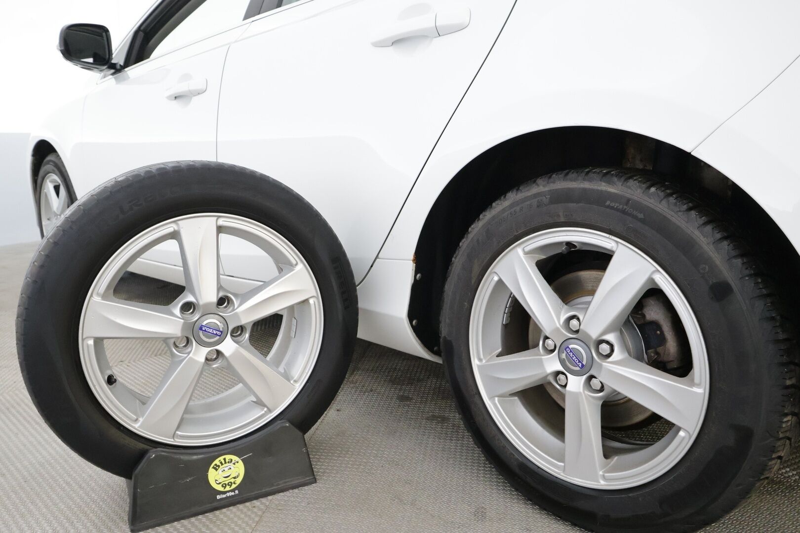 Volvo V40 2013 D4 Momentum Business aut * Suomi-auto / Vakkari / Xenon / Puolinahat / Webasto / KeylessGo * - Kahdet renkaat aluvanteilla / Merkkihuollettu