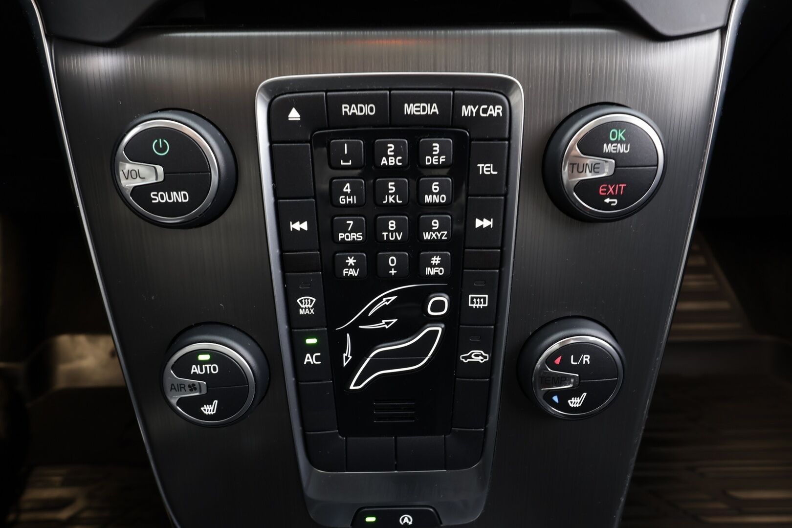 Volvo V40 2013 D4 Momentum Business aut * Suomi-auto / Vakkari / Xenon / Puolinahat / Webasto / KeylessGo * - Kahdet renkaat aluvanteilla / Merkkihuollettu - HULLU BLACKWEEK KORKOTARJOUS 2,49%