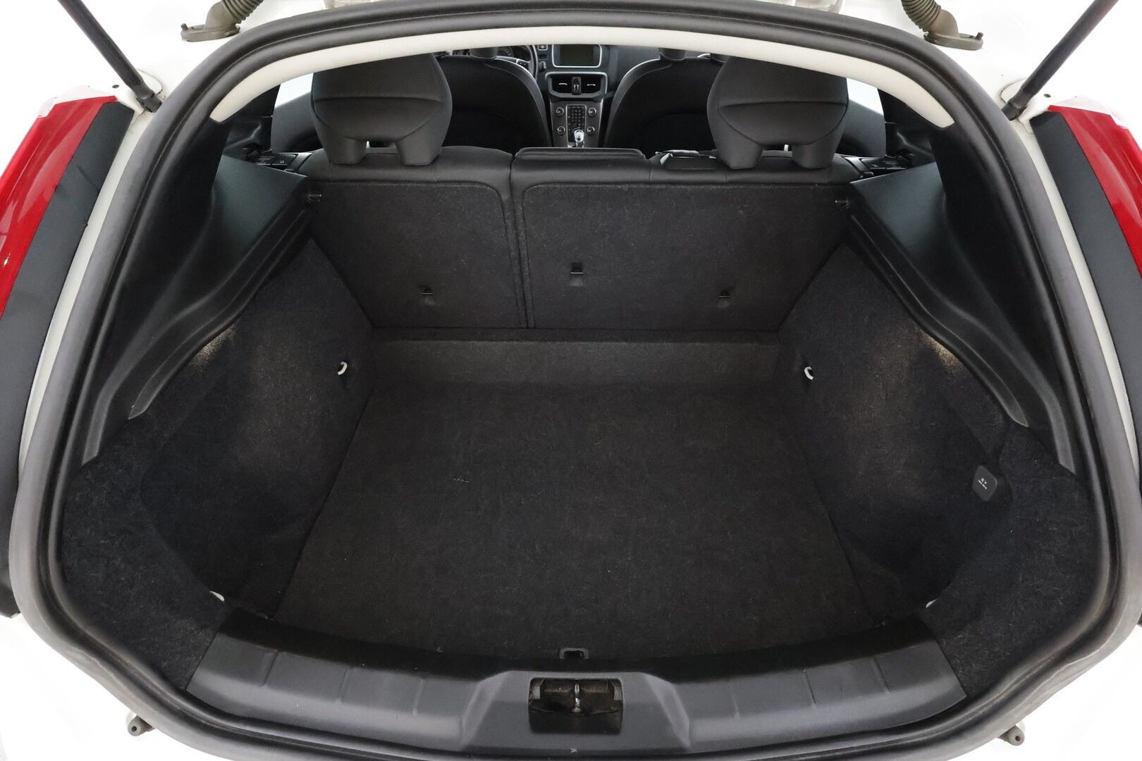 Volvo V40 2013 D4 Momentum Business aut * Suomi-auto / Vakkari / Xenon / Puolinahat / Webasto / KeylessGo * - Kahdet renkaat aluvanteilla / Merkkihuollettu