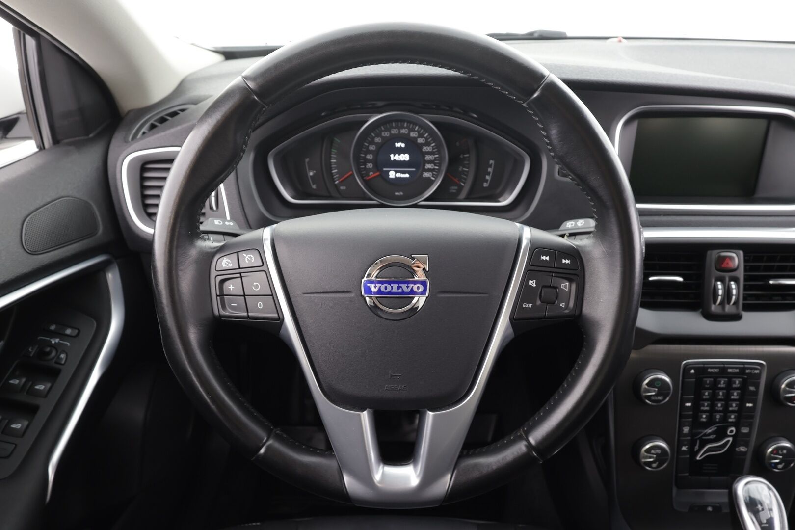 Volvo V40 2013 D4 Momentum Business aut * Suomi-auto / Vakkari / Xenon / Puolinahat / Webasto / KeylessGo * - Kahdet renkaat aluvanteilla / Merkkihuollettu