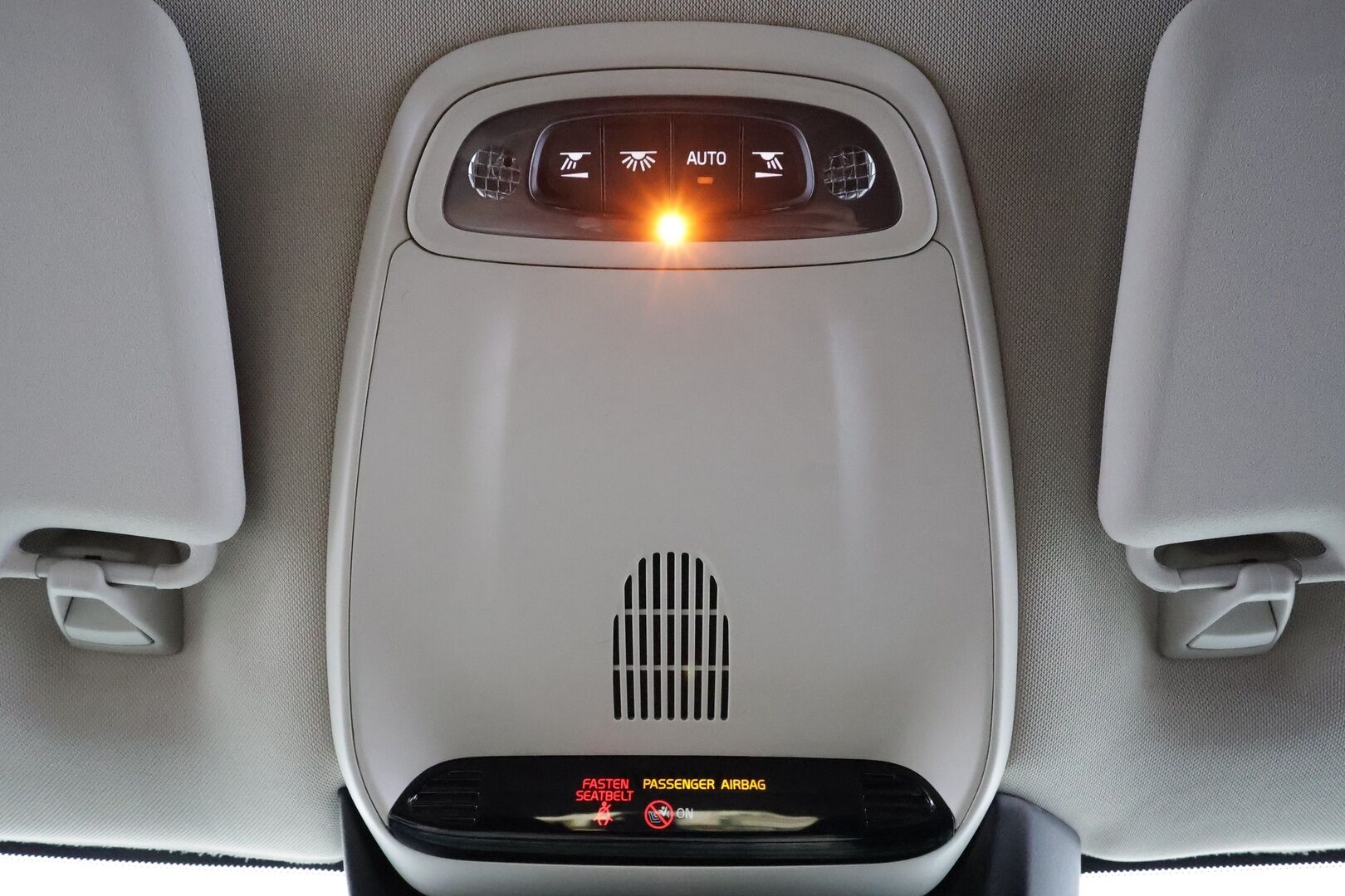 Volvo V40 2013 D4 Momentum Business aut * Suomi-auto / Vakkari / Xenon / Puolinahat / Webasto / KeylessGo * - Kahdet renkaat aluvanteilla / Merkkihuollettu - HULLU BLACKWEEK KORKOTARJOUS 2,49%