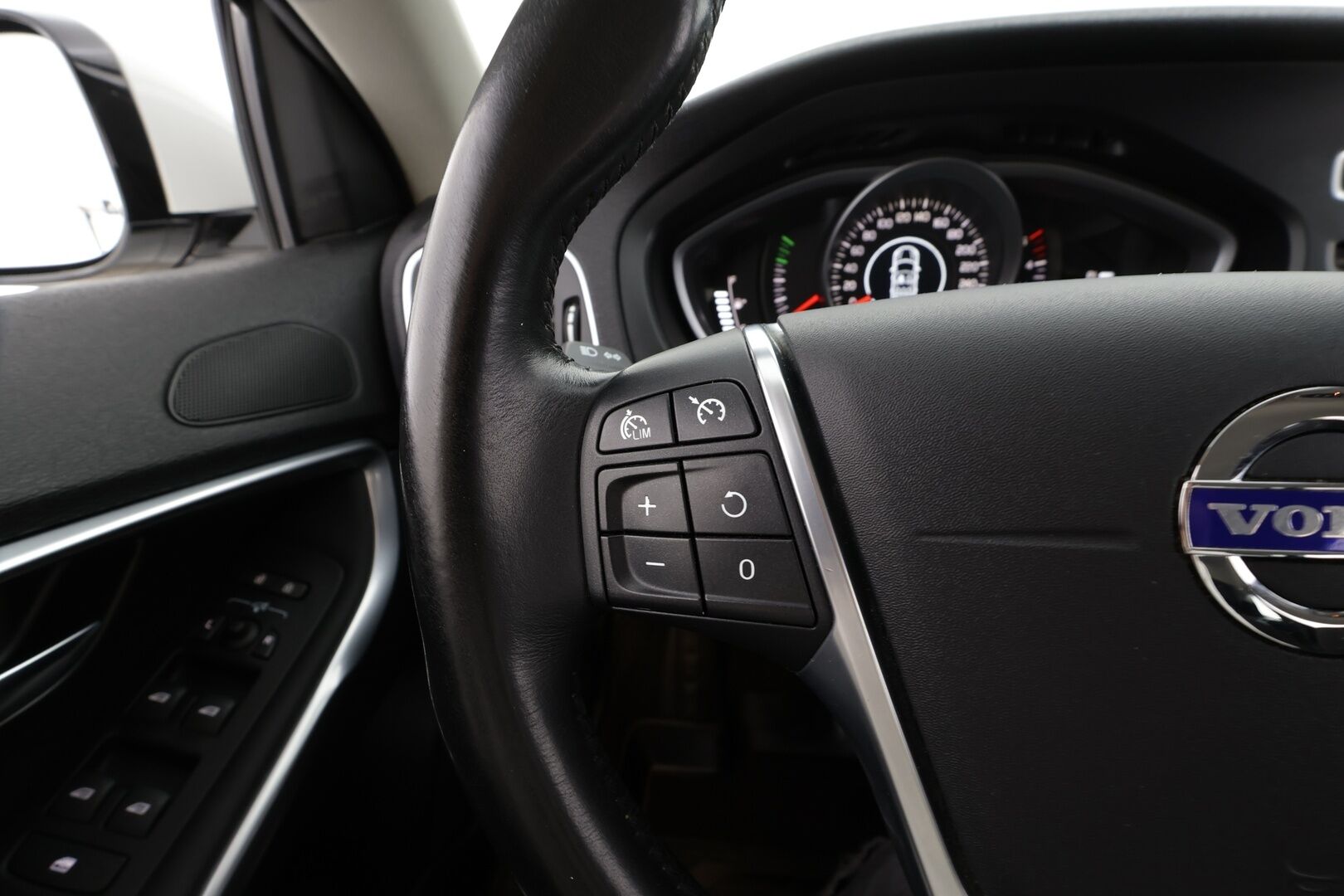 Volvo V40 2013 D4 Momentum Business aut * Suomi-auto / Vakkari / Xenon / Puolinahat / Webasto / KeylessGo * - Kahdet renkaat aluvanteilla / Merkkihuollettu - HULLU BLACKWEEK KORKOTARJOUS 2,49%