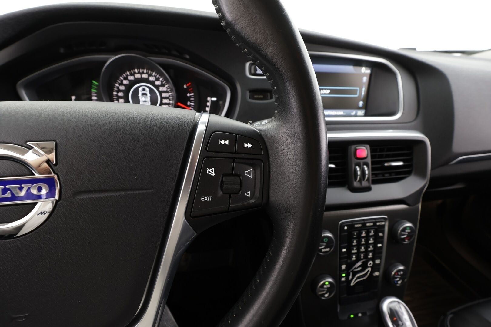 Volvo V40 2013 D4 Momentum Business aut * Suomi-auto / Vakkari / Xenon / Puolinahat / Webasto / KeylessGo * - Kahdet renkaat aluvanteilla / Merkkihuollettu