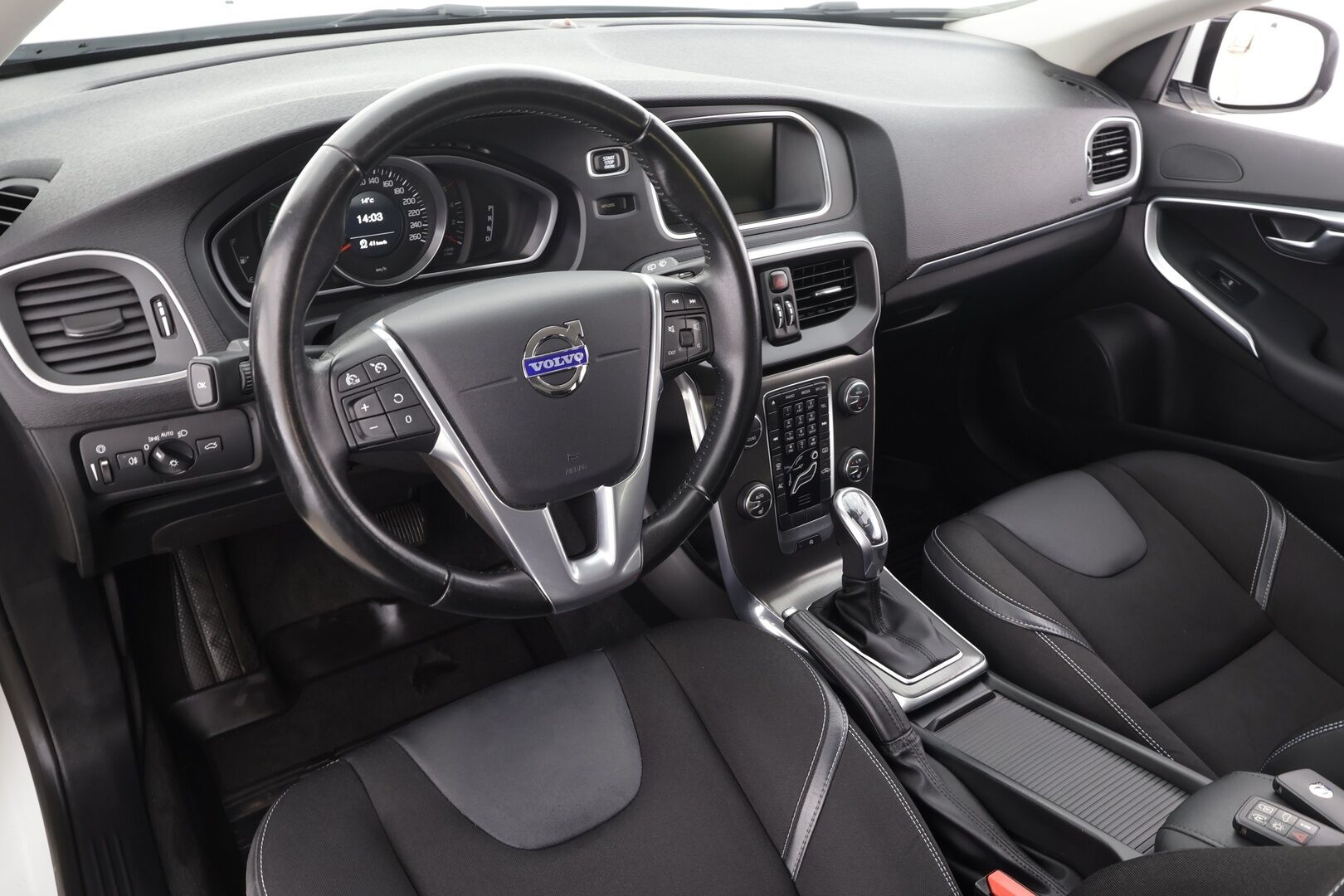 Volvo V40 2013 D4 Momentum Business aut * Suomi-auto / Vakkari / Xenon / Puolinahat / Webasto / KeylessGo * - Kahdet renkaat aluvanteilla / Merkkihuollettu