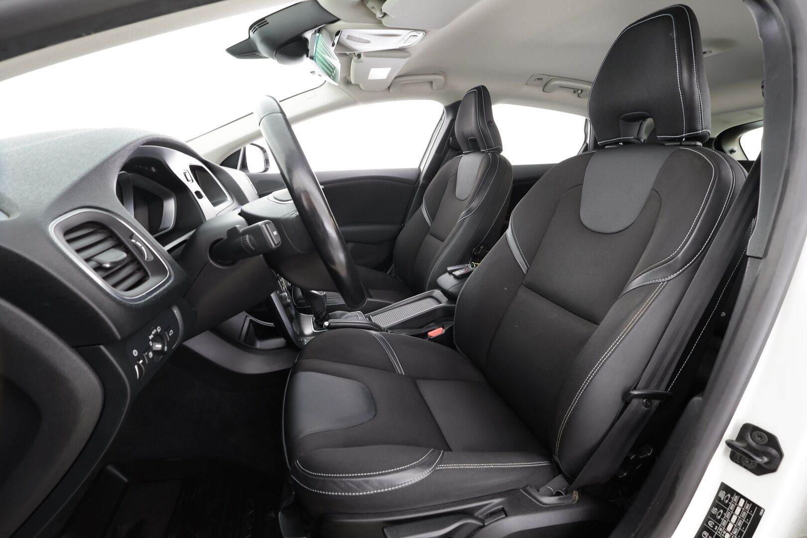 Volvo V40 2013 D4 Momentum Business aut * Suomi-auto / Vakkari / Xenon / Puolinahat / Webasto / KeylessGo * - Kahdet renkaat aluvanteilla / Merkkihuollettu - HULLU BLACKWEEK KORKOTARJOUS 2,49%