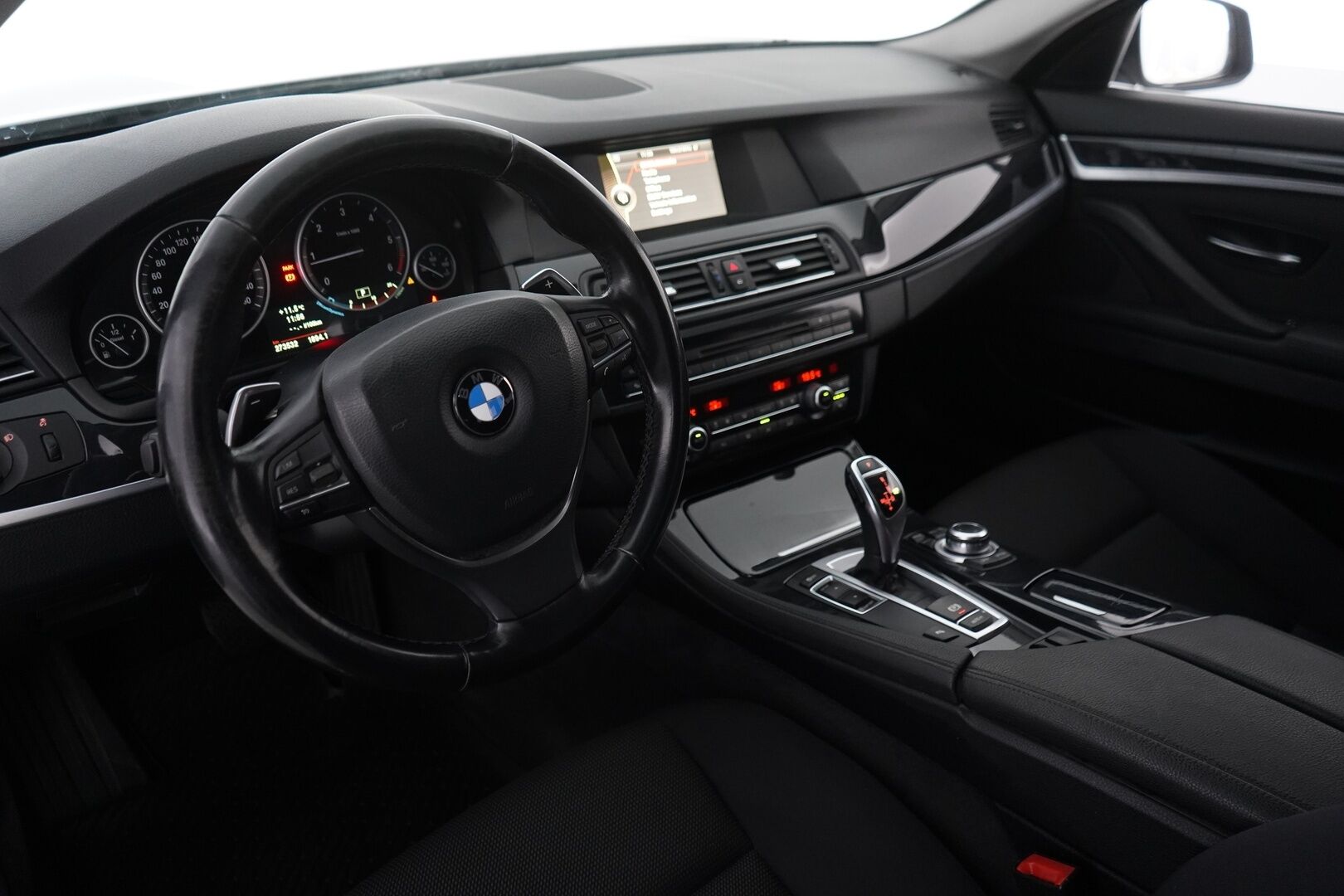 BMW 520 2013 TwinPower Turbo A F11 Touring Business Automatic *Webasto / Irr.Koukku / Sähkökontti / Tutkat / Osasähköpenkit* - Kahdet OEM Vanteet / Juuri huollettu / Katsastus 09/2026 - HULLUT BLACKWEEK JATKOT - KORKOTARJOUS 2,49%